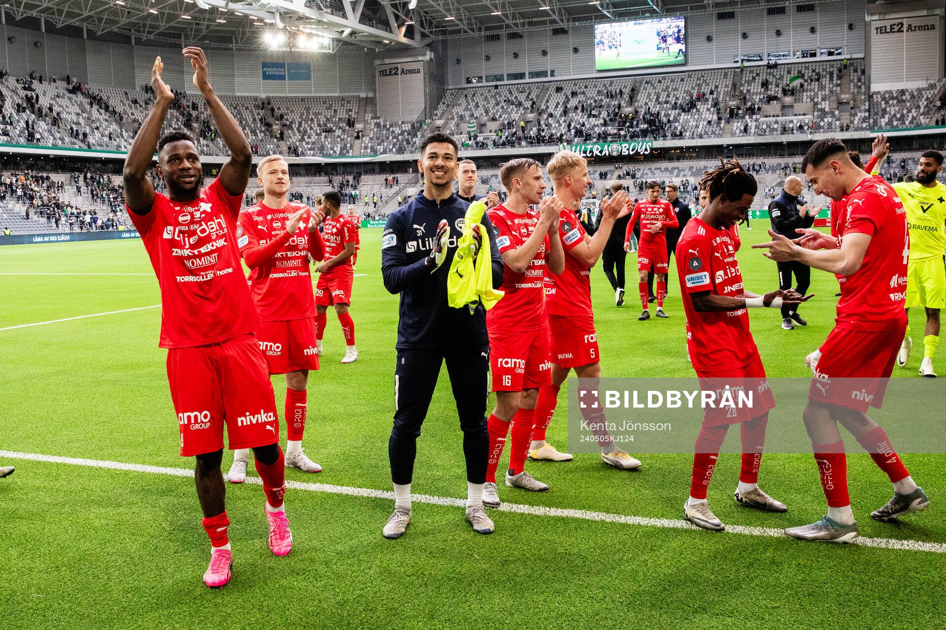 Värnamos Johnbosco Samuel Kalu (v) jublar