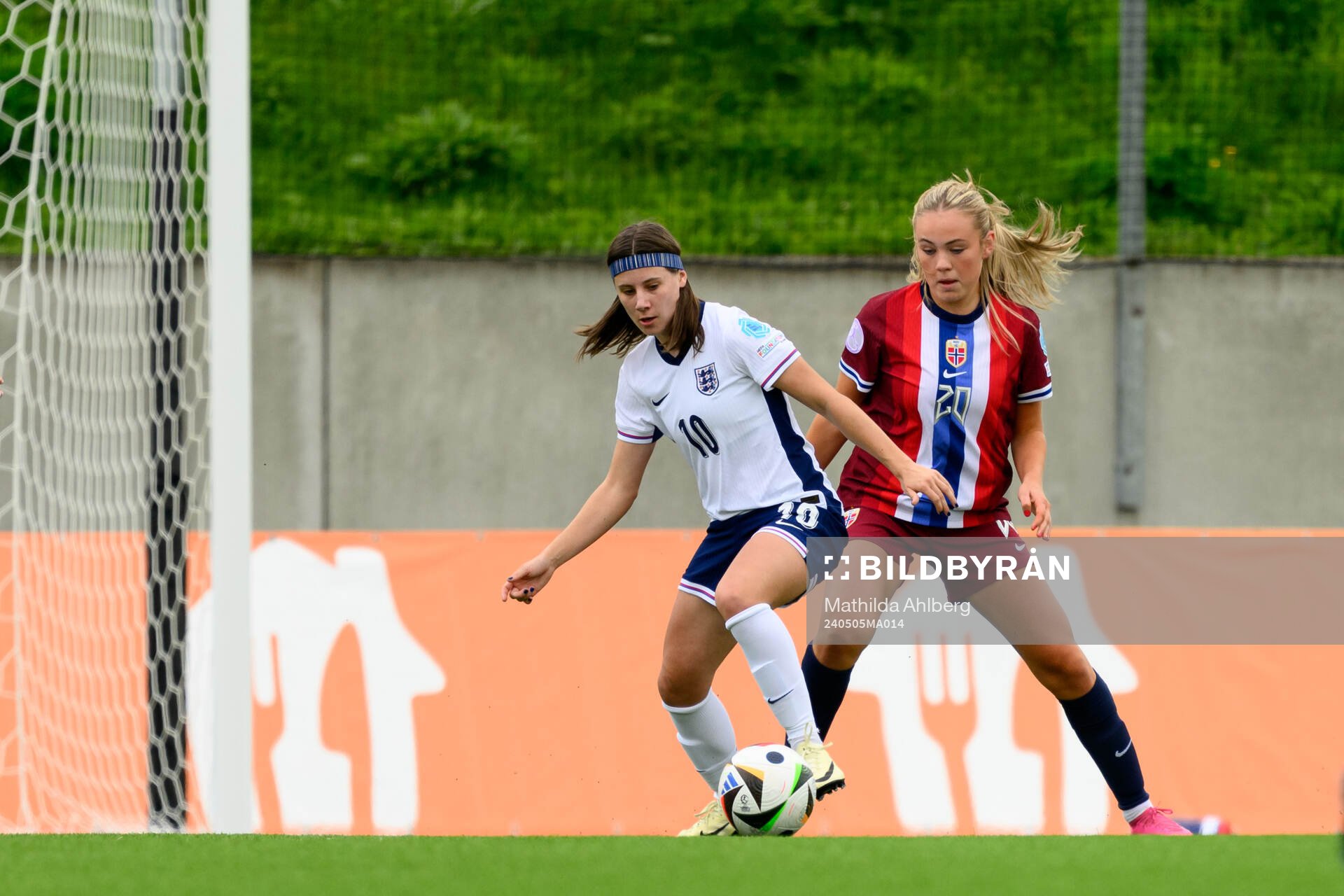 Vera Jones of England and Mia Johannessen Bakke of Norway during the UEFA Under-17 match between England and Norway on May 5, 2024 in Lund.