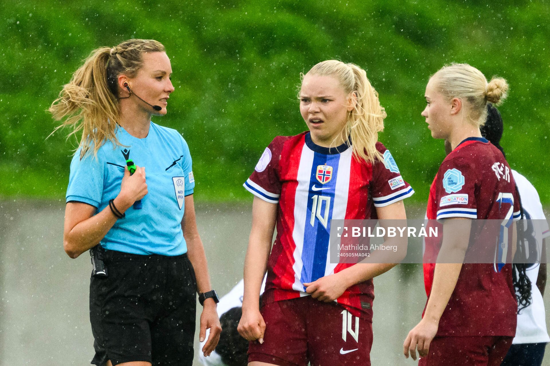 Referee and Anny Kerim-Lindland of Norway