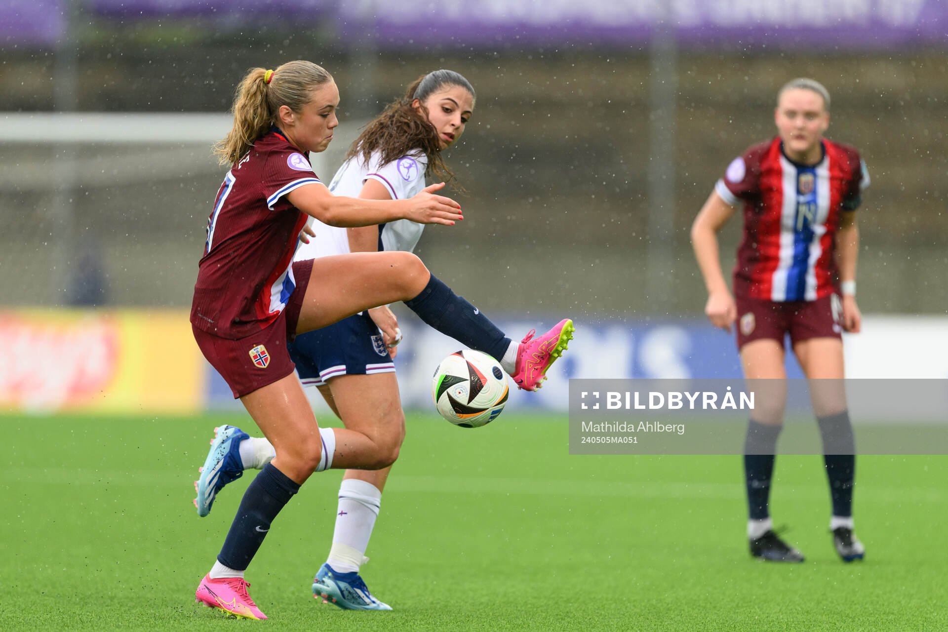 Mia Johannessen Bakke of Norway and Isabella Fisher of
