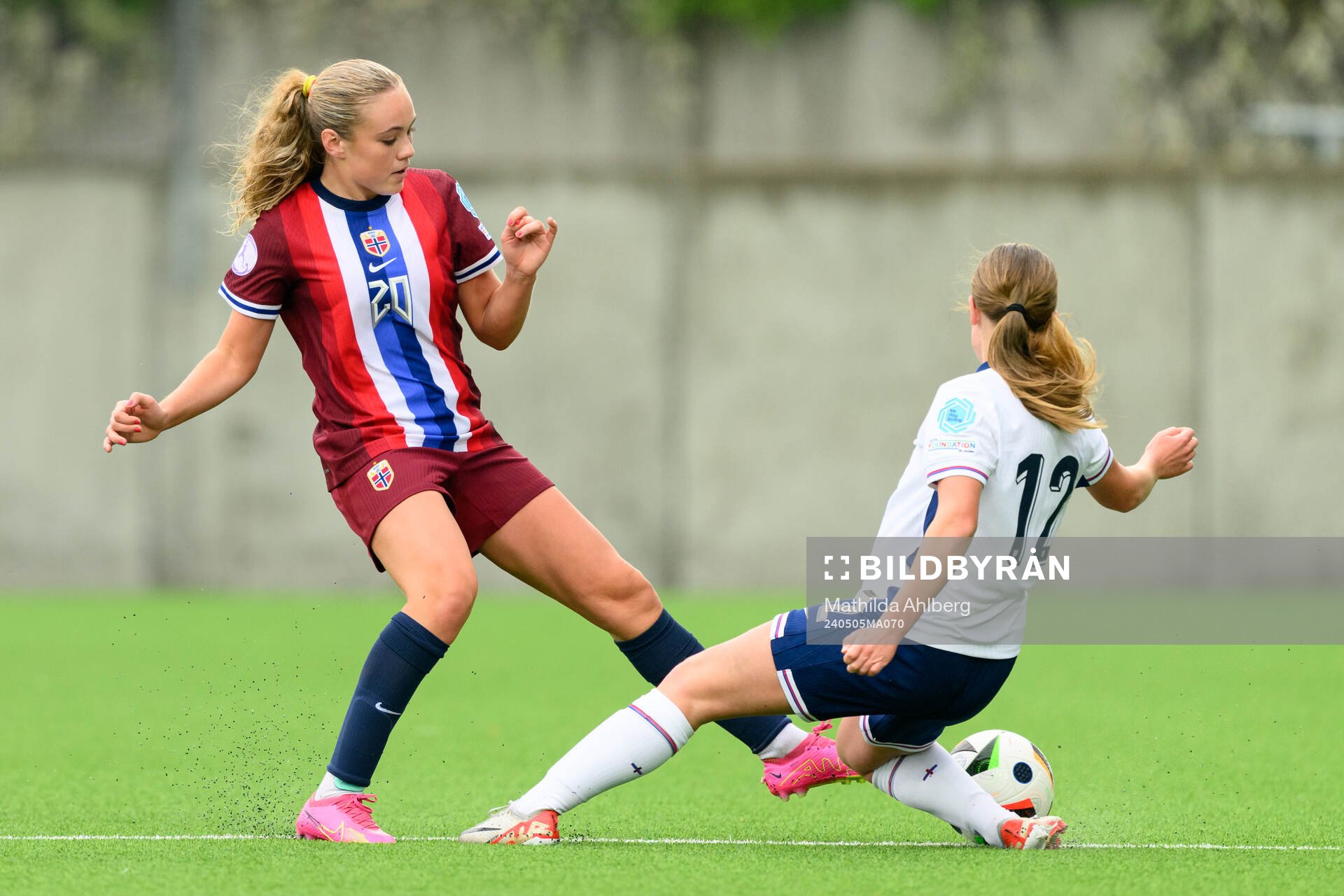 Mia Johannessen Bakke of Norway and Sophie Harrison of