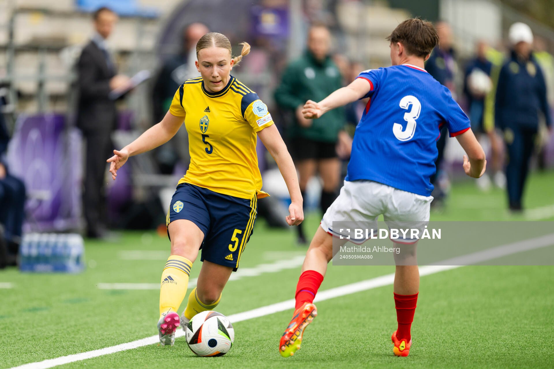 Thindra Mattsson of Sweden and Juliane Denizot of France