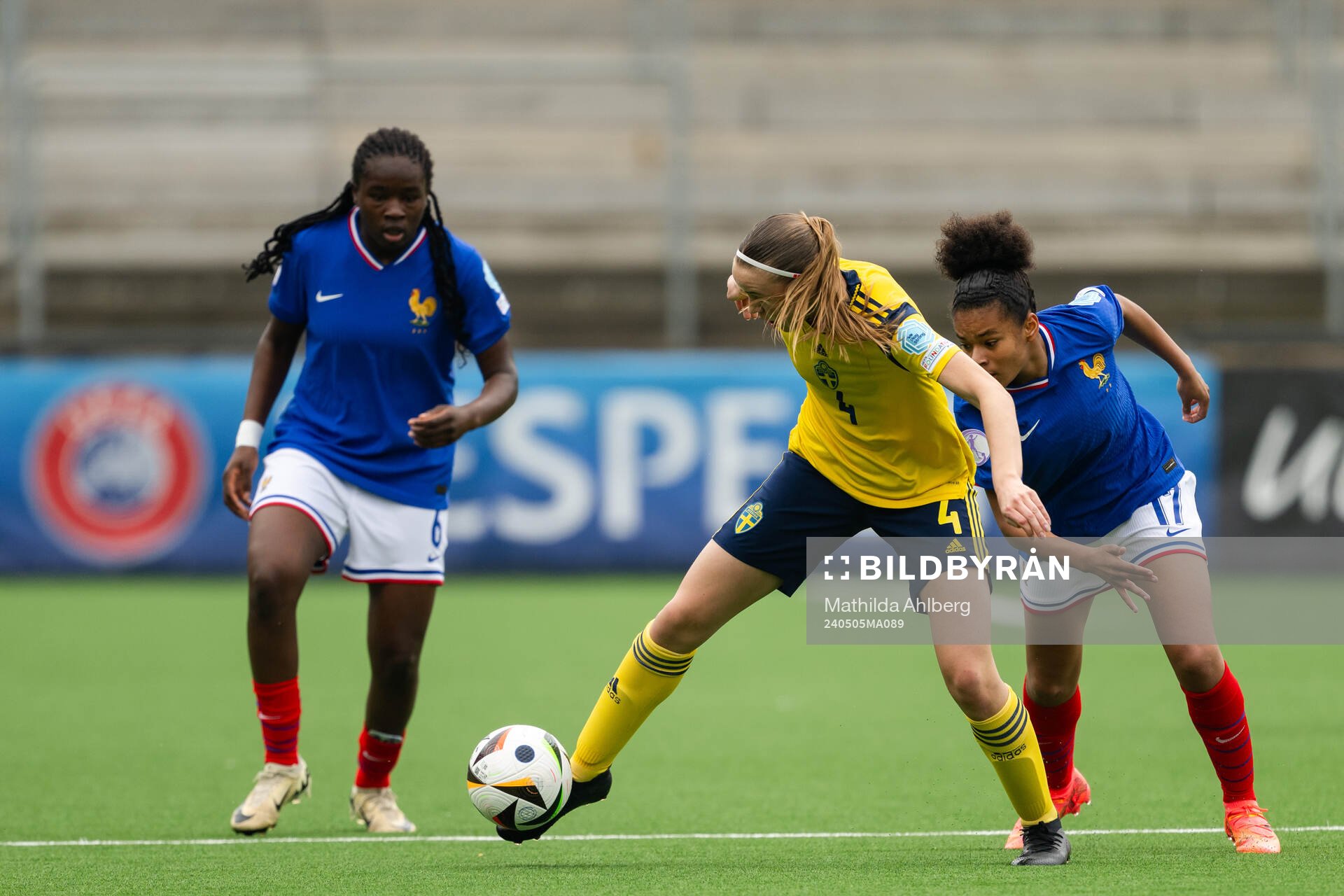 Fabienne Bartholdson of Sweden and Kenza Roche Dufour of