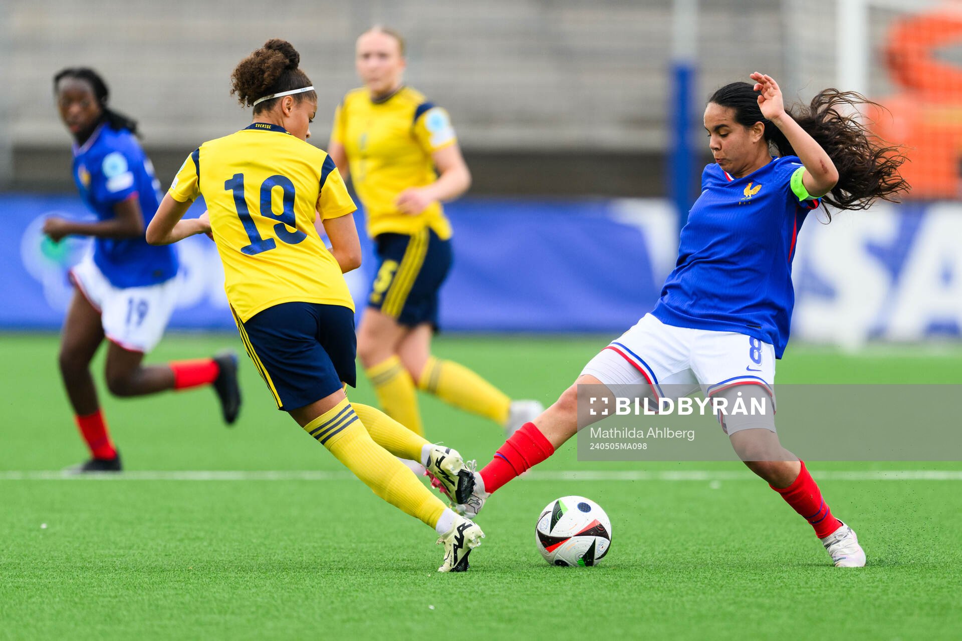 Felicia Schröder of Sweden and Ambre Ouazar of France and