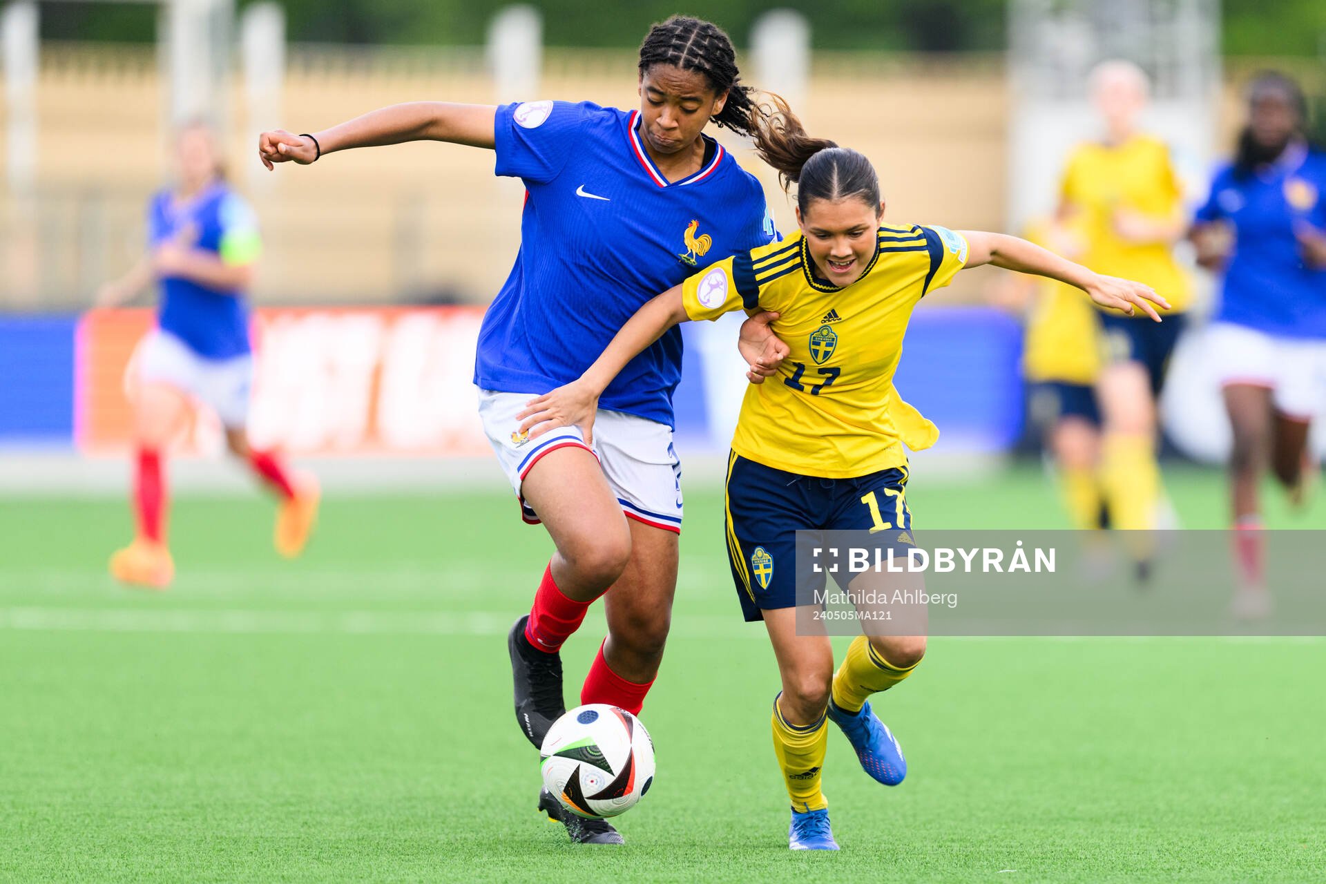 Moa Svensson of Sweden and Médina Belaid of France