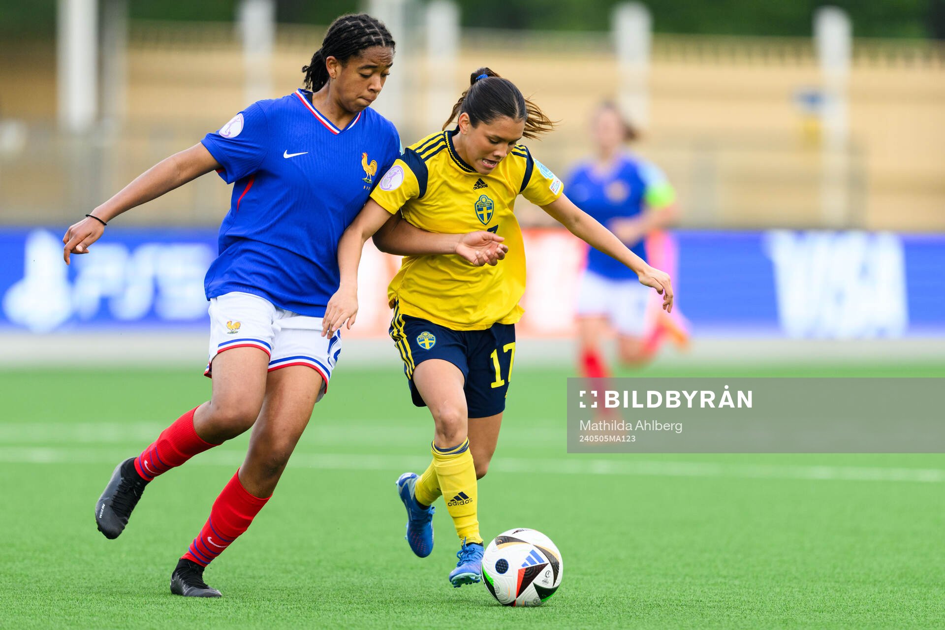 Médina Belaid of France and Moa Svensson of Sweden