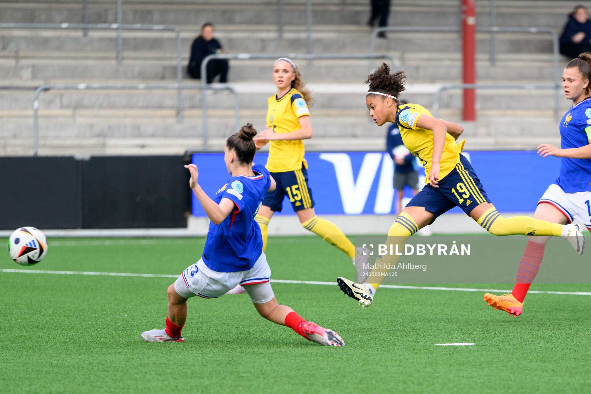 Felicia Schröder of Sweden scores the 1-2 goal