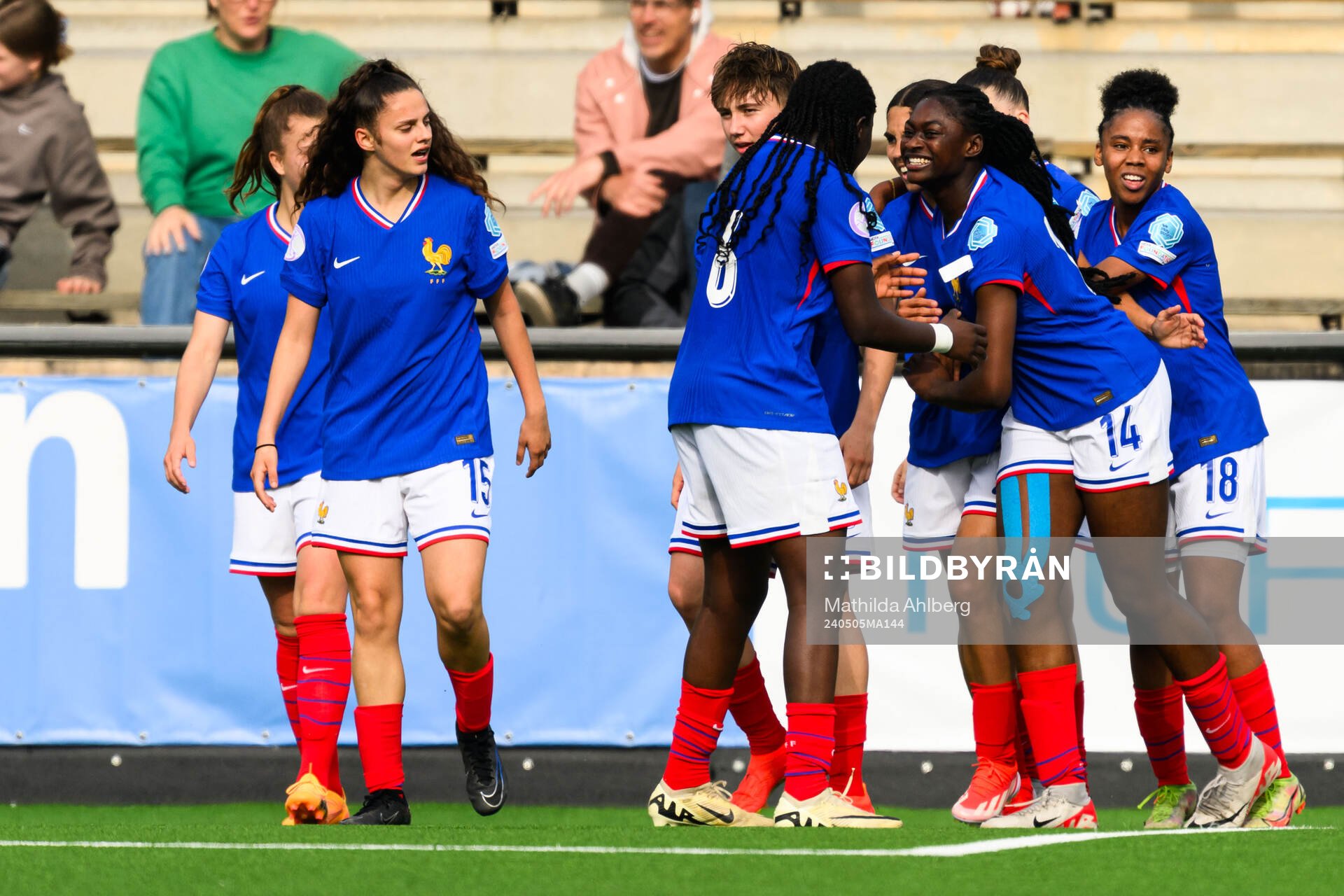 Rachael Abedini of France celebrates