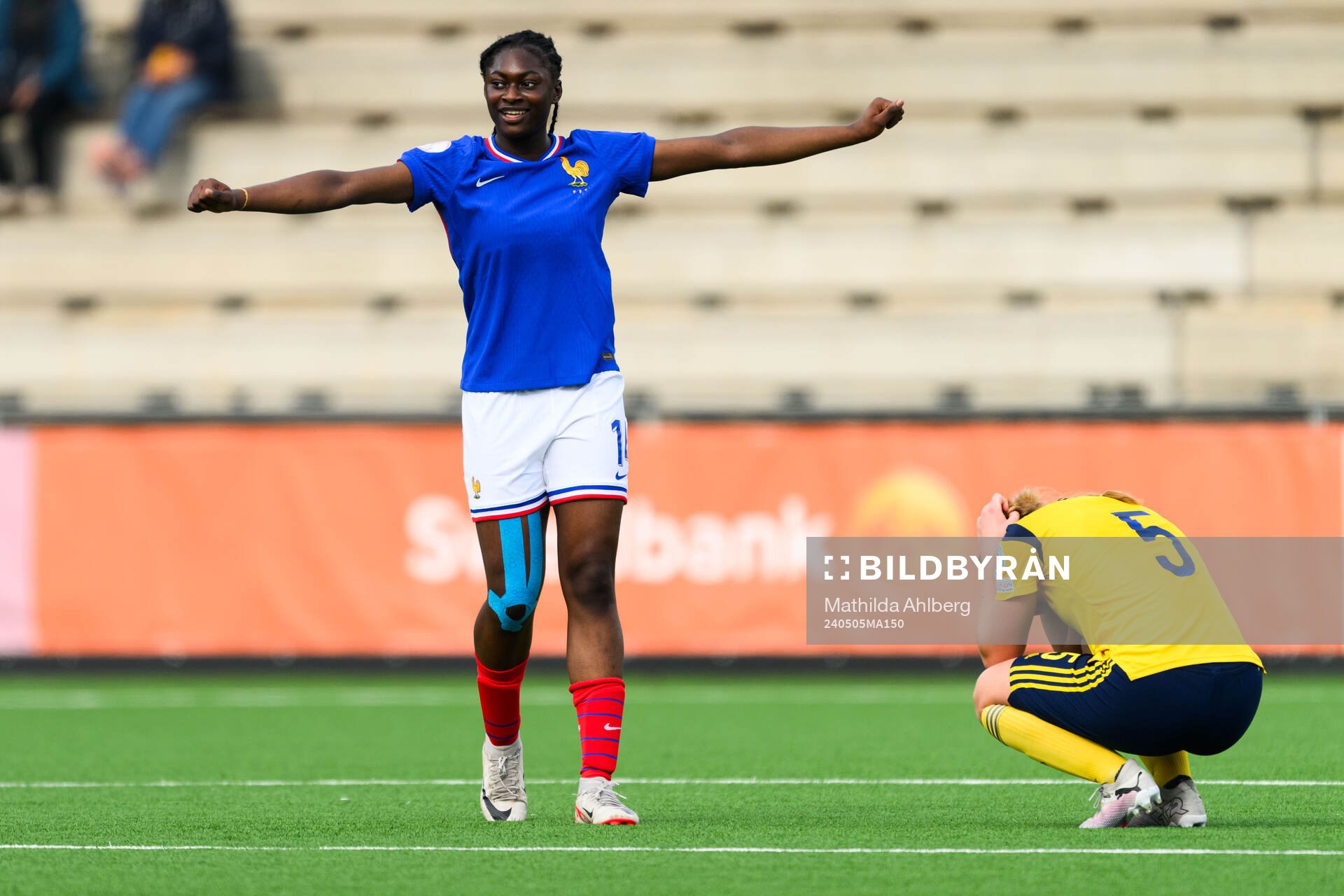 Rachael Abedini of France celebrates and Thindra Mattsson