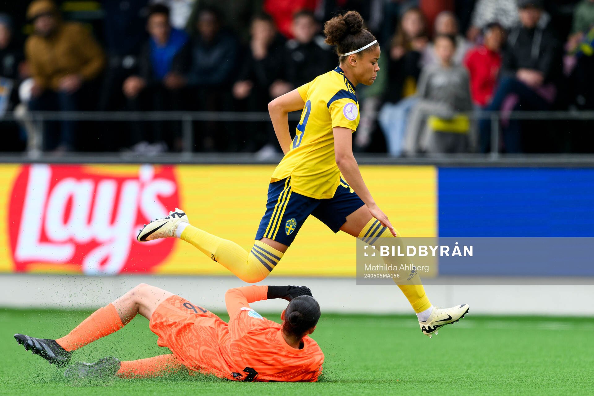 Goalkeeper Ceylin Yilmaz of France and Felicia Schröder of
