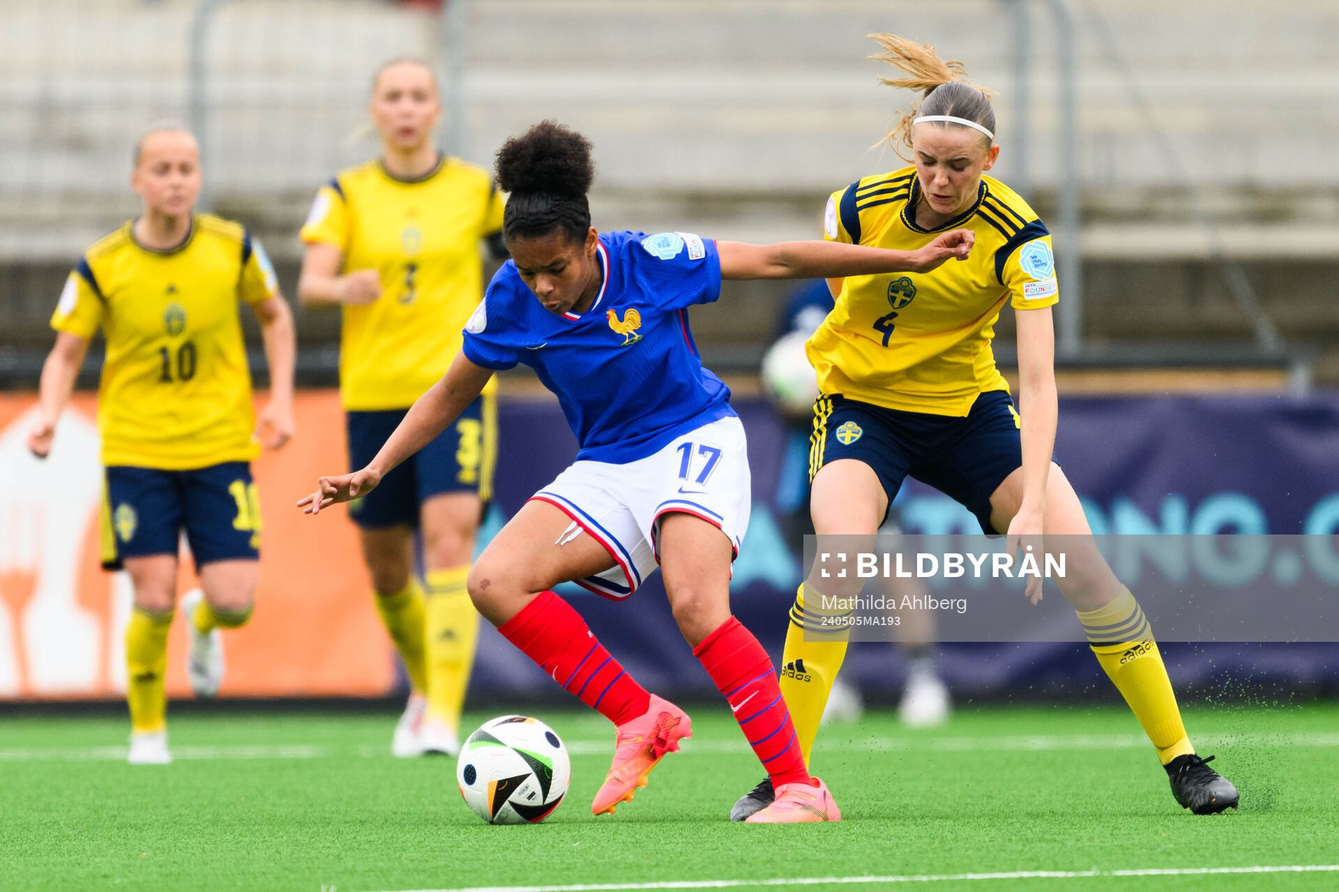 Kenza Roche Dufour of France and Fabienne Bartholdson of