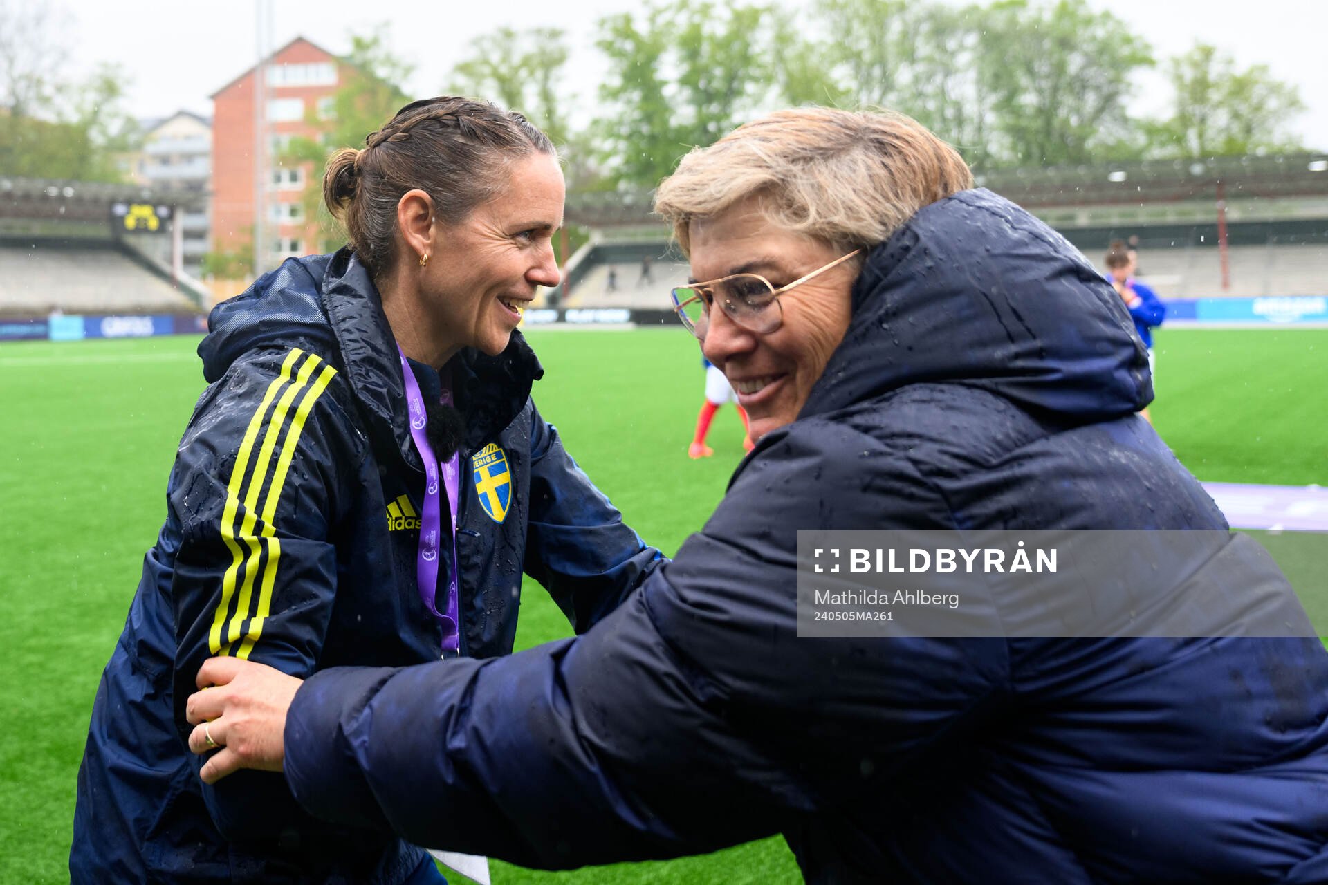Head coach Lovisa Delby of Sweden and Head coach Cécile