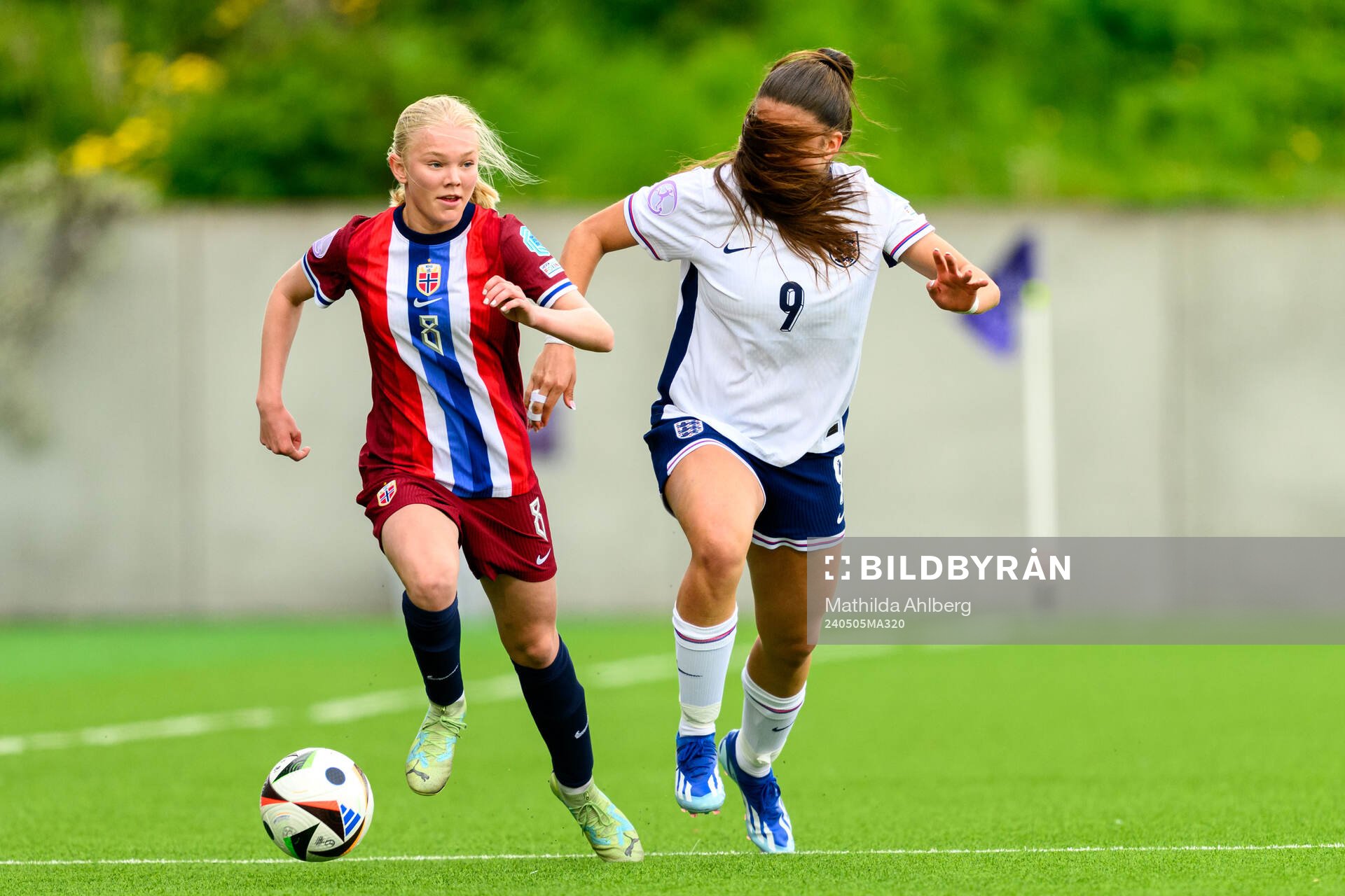 Linnea Holmesveen Moen of Norway and Isabella Fisher of