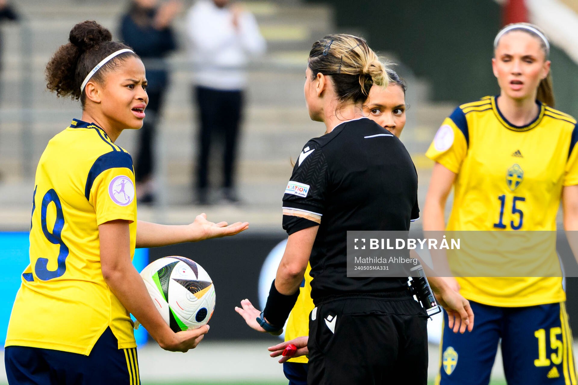Felicia Schröder of Sweden and referee Martina Molinaro