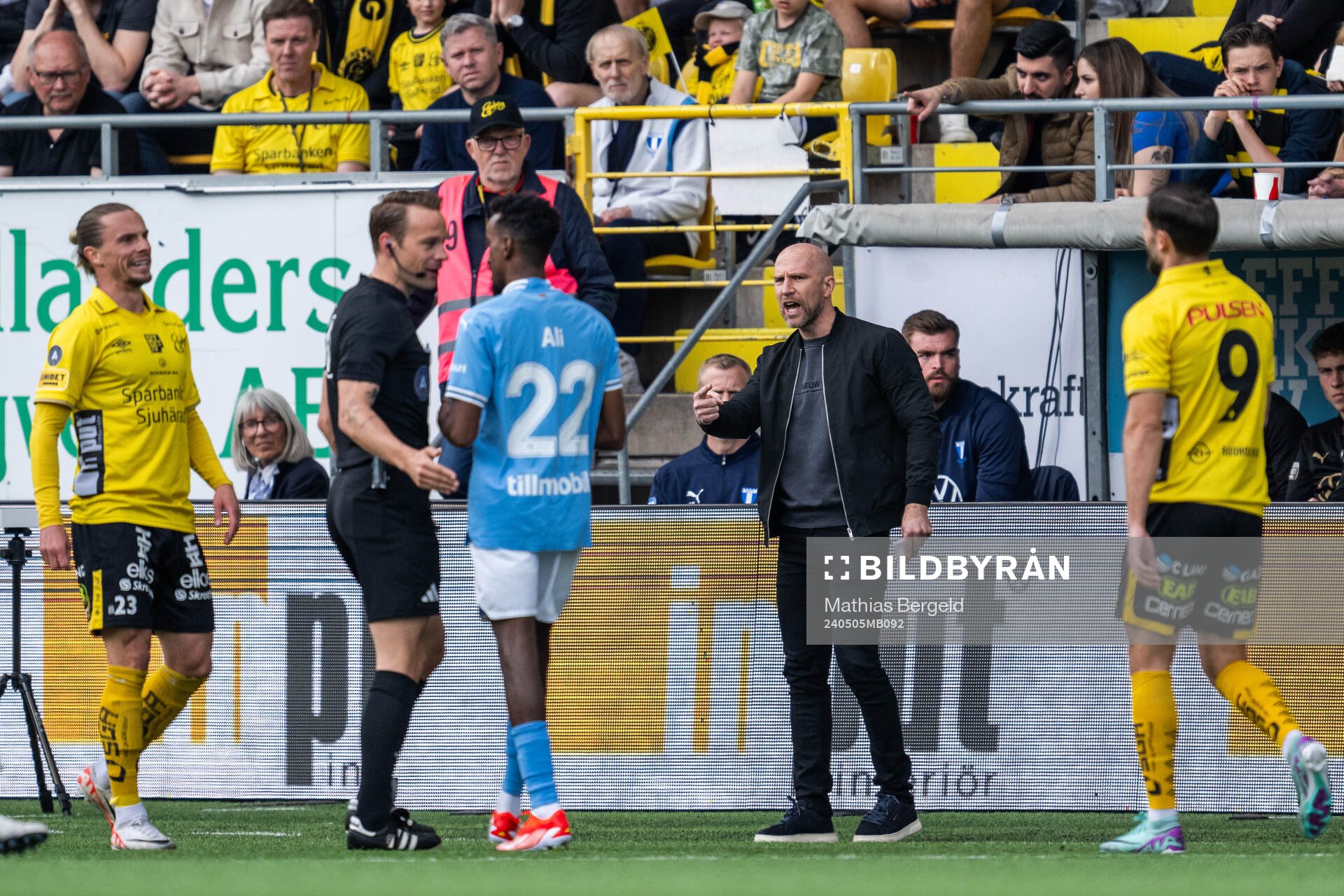Malmö FFs tränare Henrik Rydström reagerar