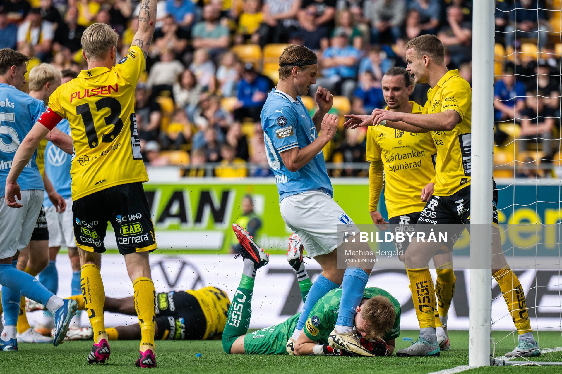 Malmö FFs Erik Botheim i kamp om bollen med Elfsborgs