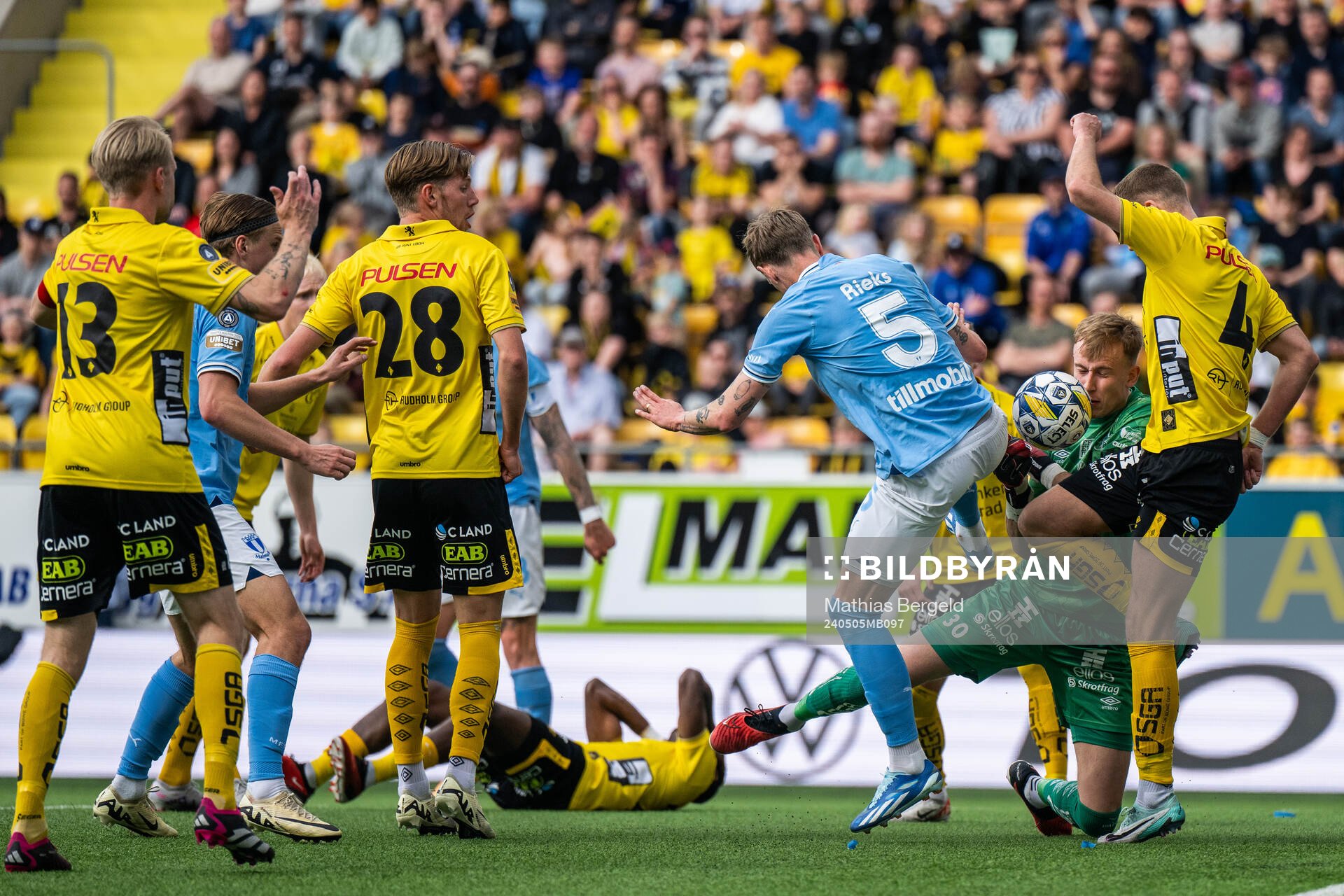 Malmö FFs Søren Rieks i kamp om bollen med Elfsborgs Gustav Henriksson och målvakt Marcus Bundgaard Sörensen under fotbollsmatchen i Allsvenskan mellan Elfsborg och Malmö FF den 5 maj 2024 i Borås.
