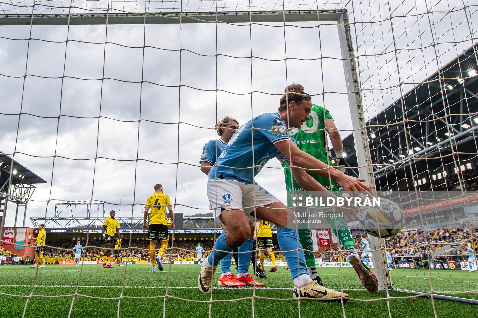 Malmö FFs Sebastian Nanasi och Erik Botheim hämtar bollen