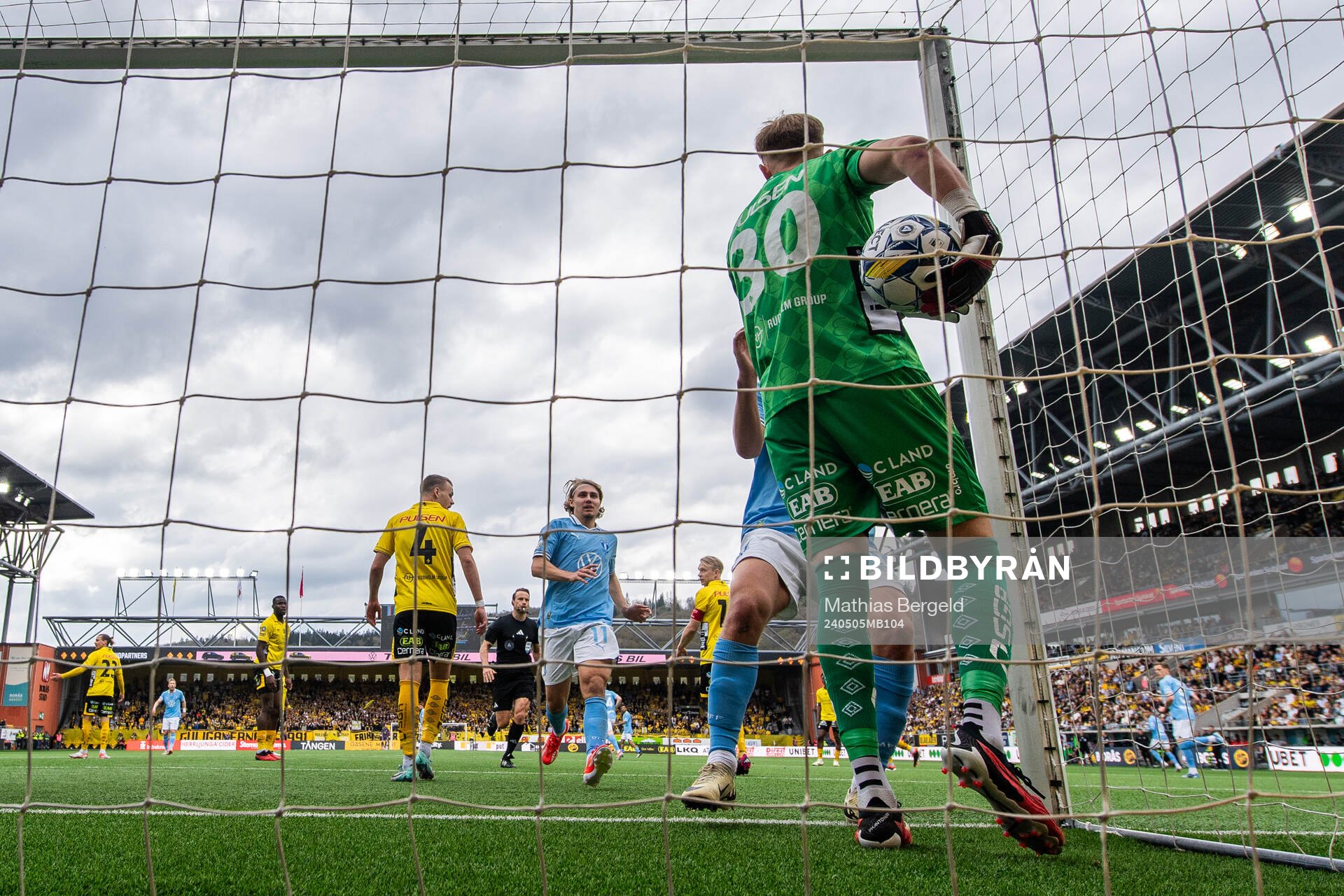 Elfsborgs målvakt Marcus Bundgaard Sörensen håller i
