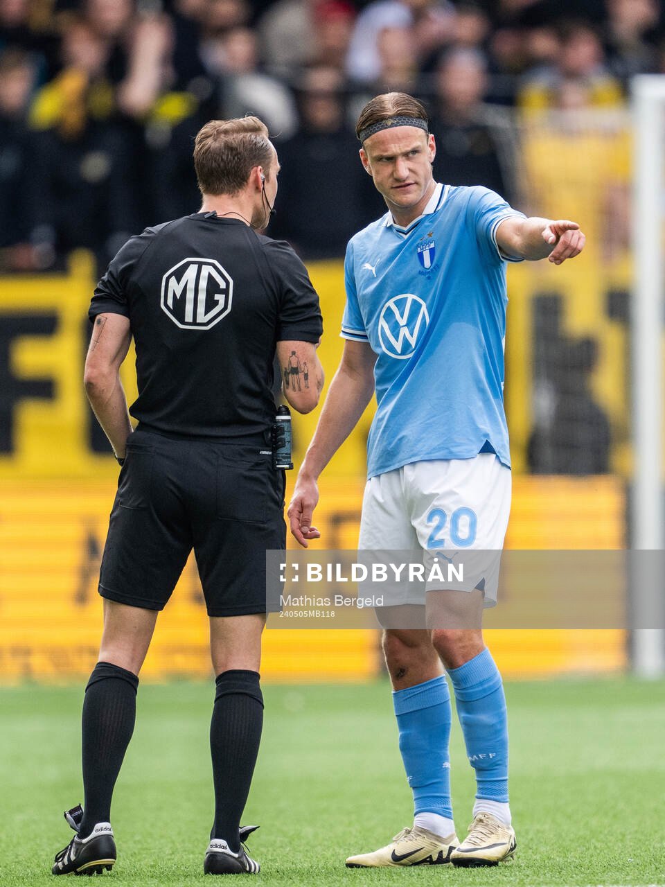 Domare Kristoffer Karlsson och Malmö FFs Erik Botheim