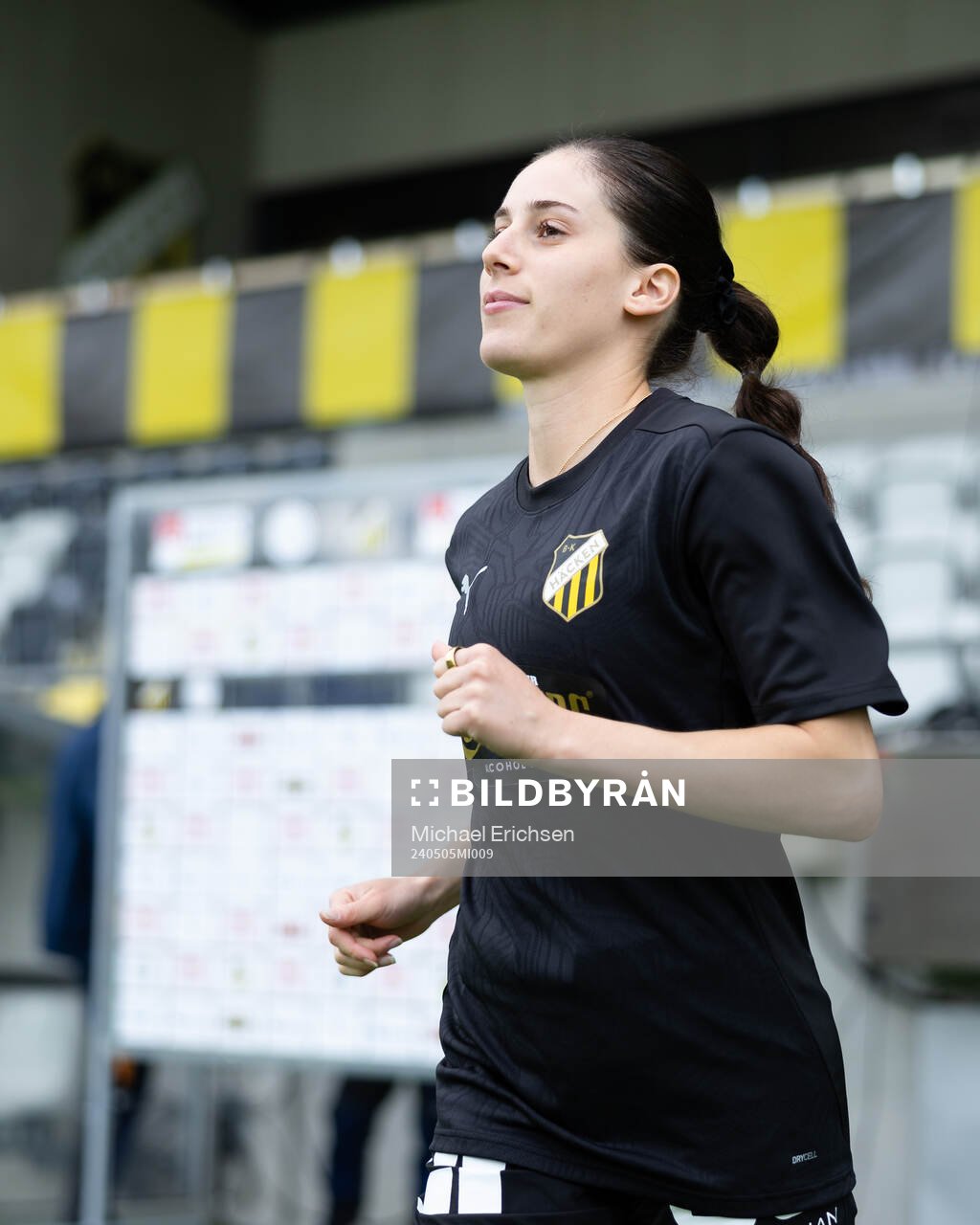 Häckens Clarissa Larisey innan fotbollsmatchen i