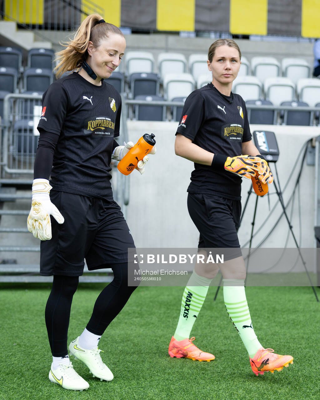 Häckens målvakt Loes Geurts och målvakt Jennifer Falk