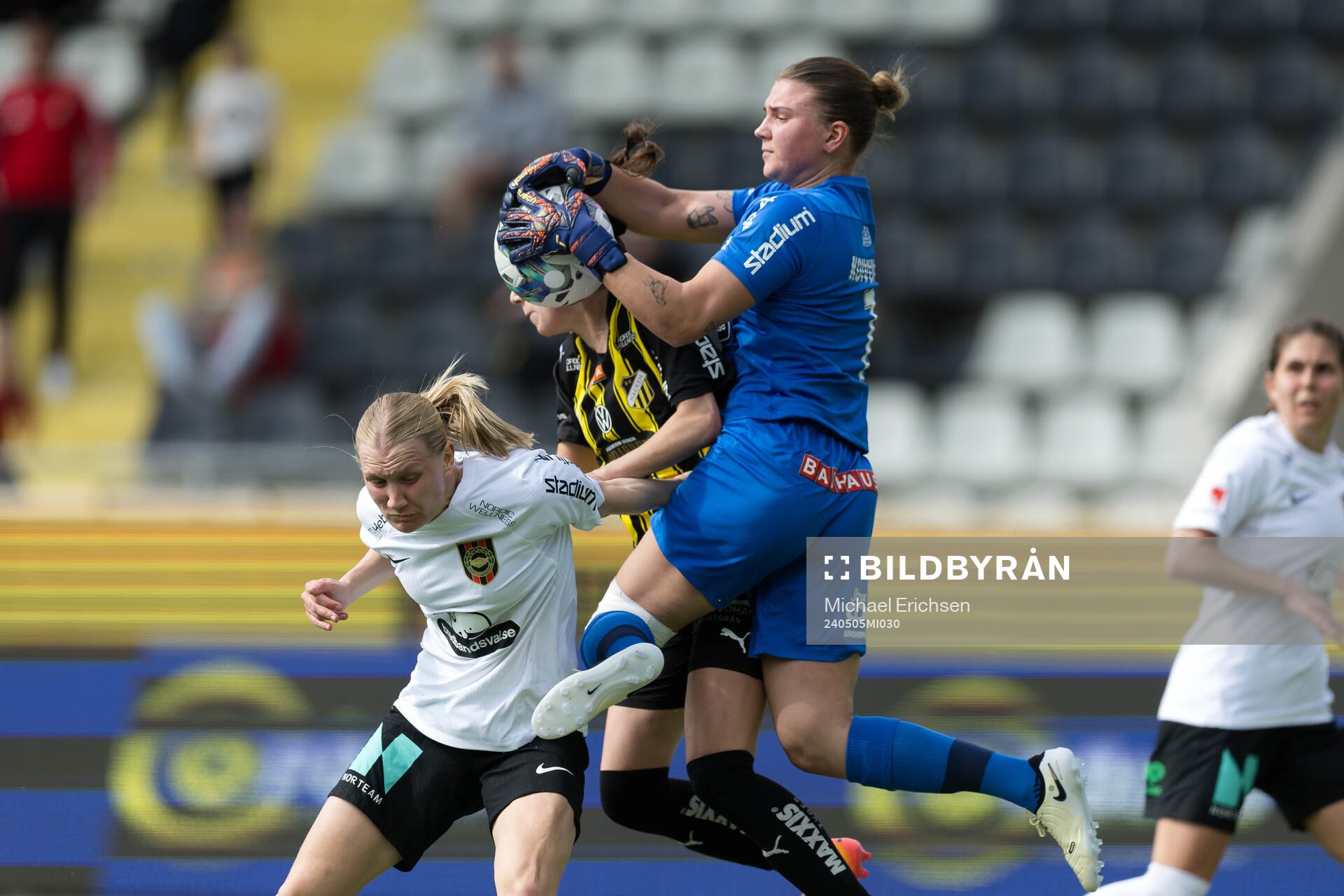 Brommapojkarnas målvakt Anna Aurora Koivunen och Häckens