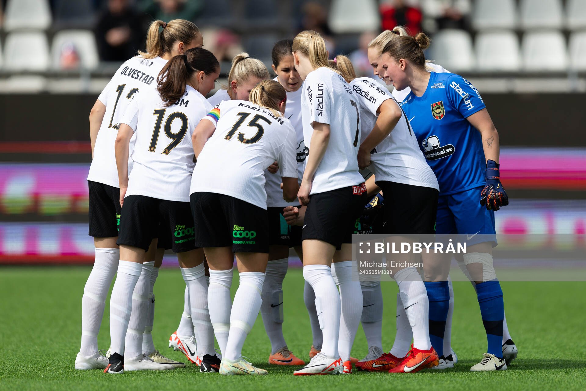 Brommapojkarnas spelare samlade innan fotbollsmatchen i Damallsvenskan mellan Häcken och Brommapojkarna den 5 maj 2024 i Göteborg.