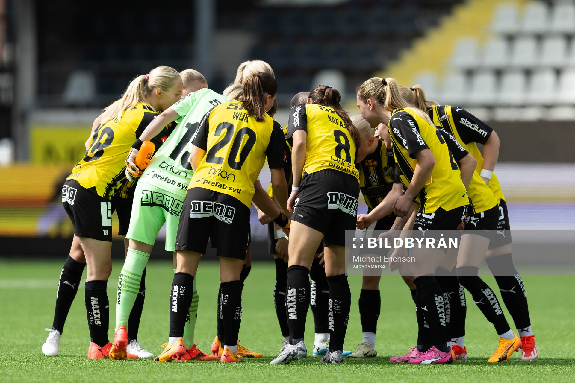 Häckens spelare samlade innan fotbollsmatchen i