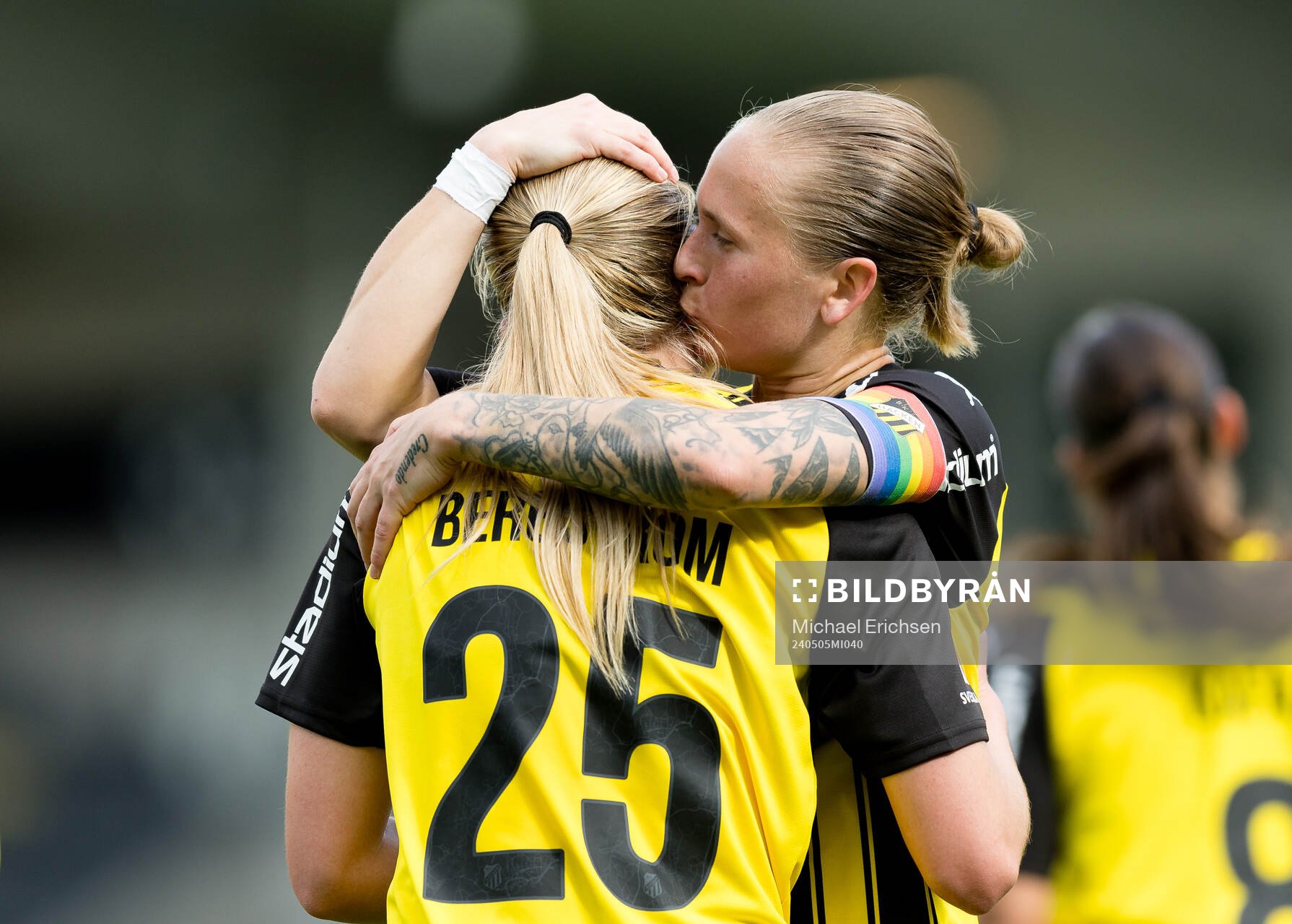 Häckens Alice Bergström och Filippa Curmark jublar