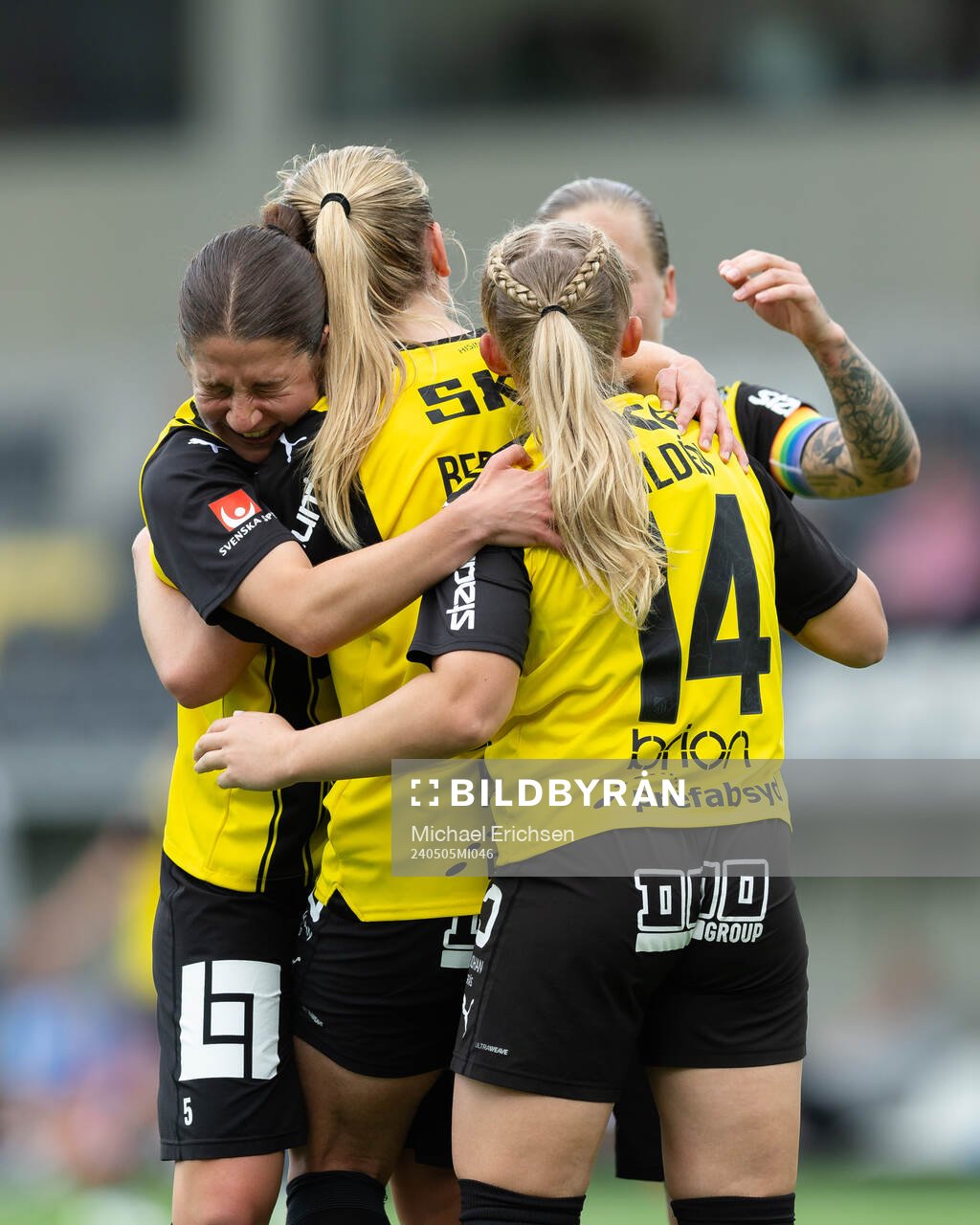 Häckens Alice Bergström jublar med lagkamrater