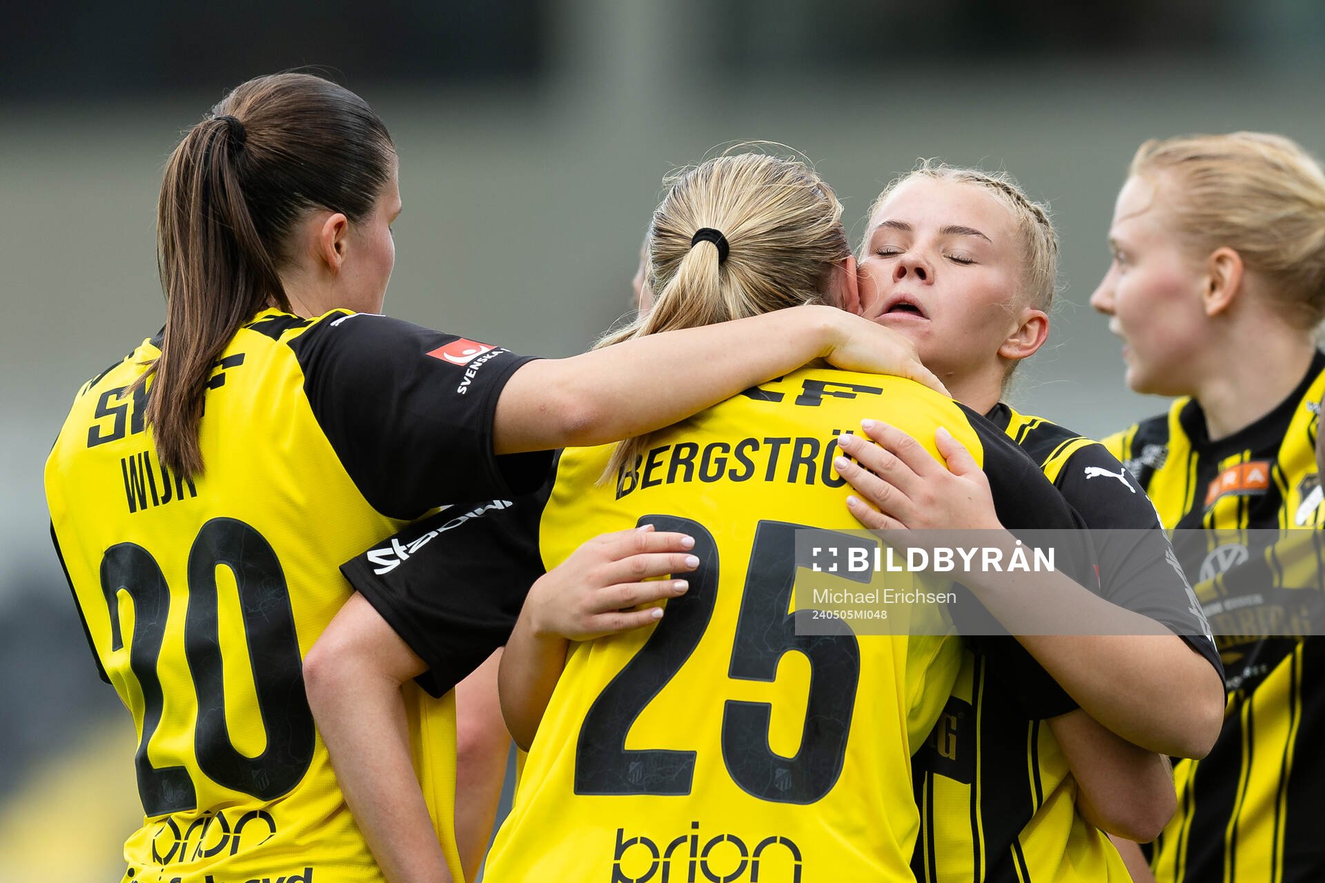 Häckens Alice Bergström jublar med lagkamrater