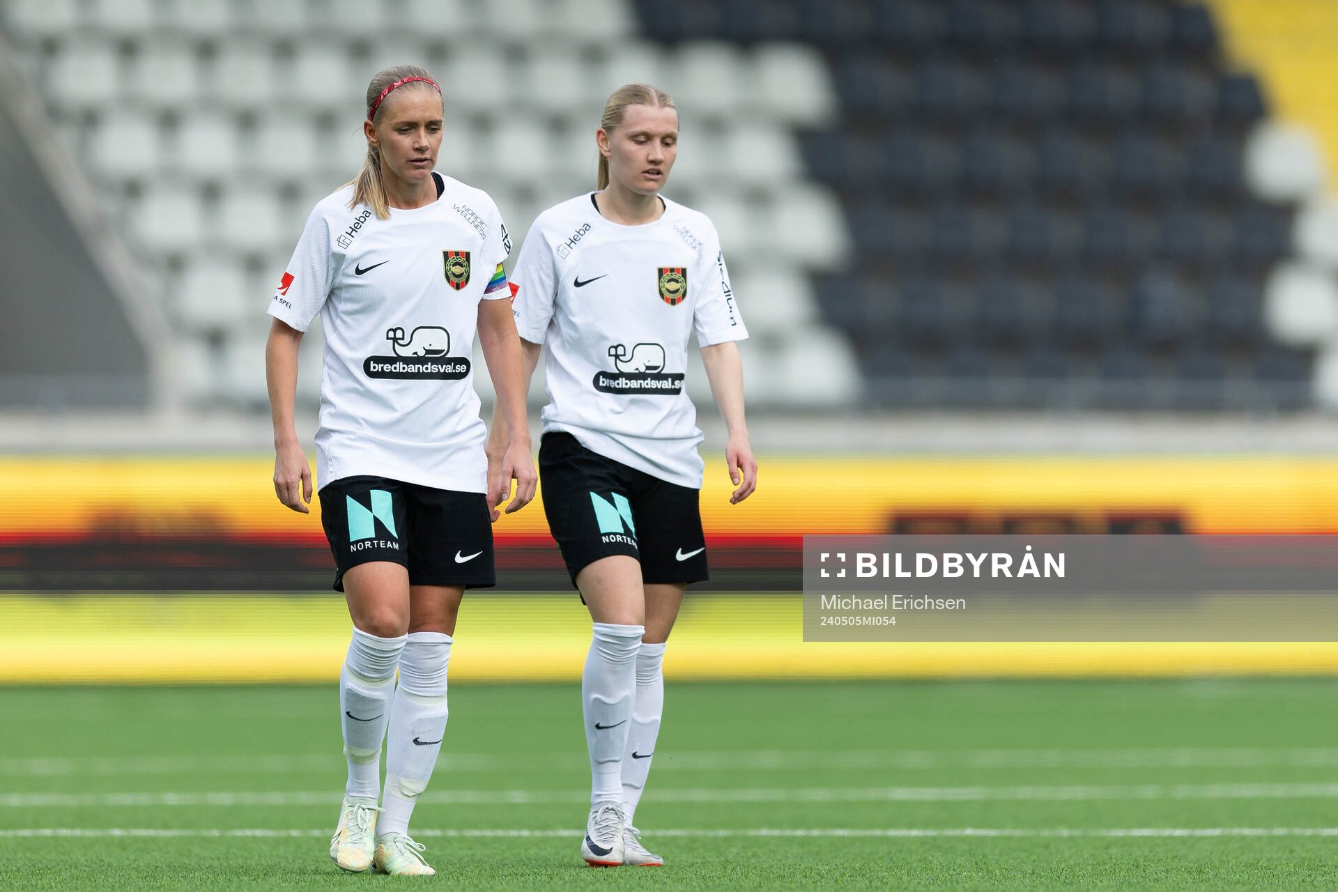 Brommapojkarnas Sara Olai och Elsa Karlsson deppar