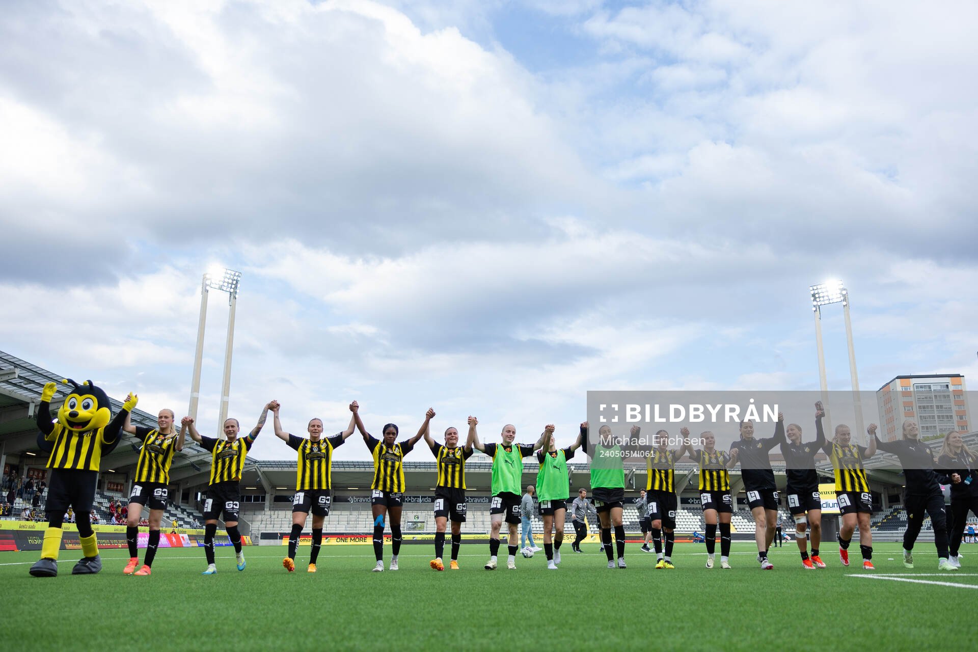 Häckens spelare jublar efter fotbollsmatchen i Damallsvenskan mellan Häcken och Brommapojkarna den 5 maj 2024 i Göteborg. 
