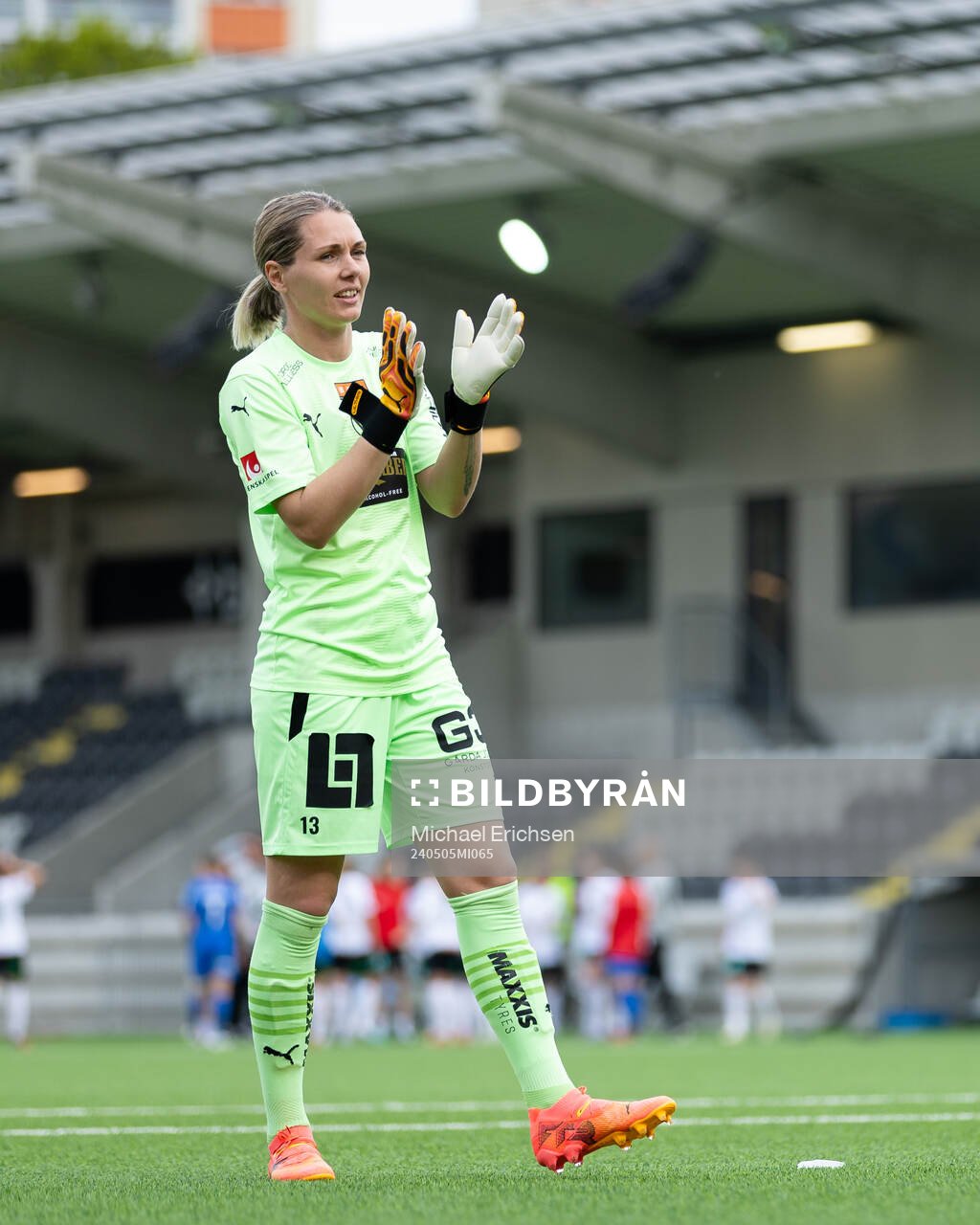 Häckens målvakt Jennifer Falk tackar klacken efter fotbollsmatchen i Damallsvenskan mellan Häcken och Brommapojkarna den 5 maj 2024 i Göteborg.
