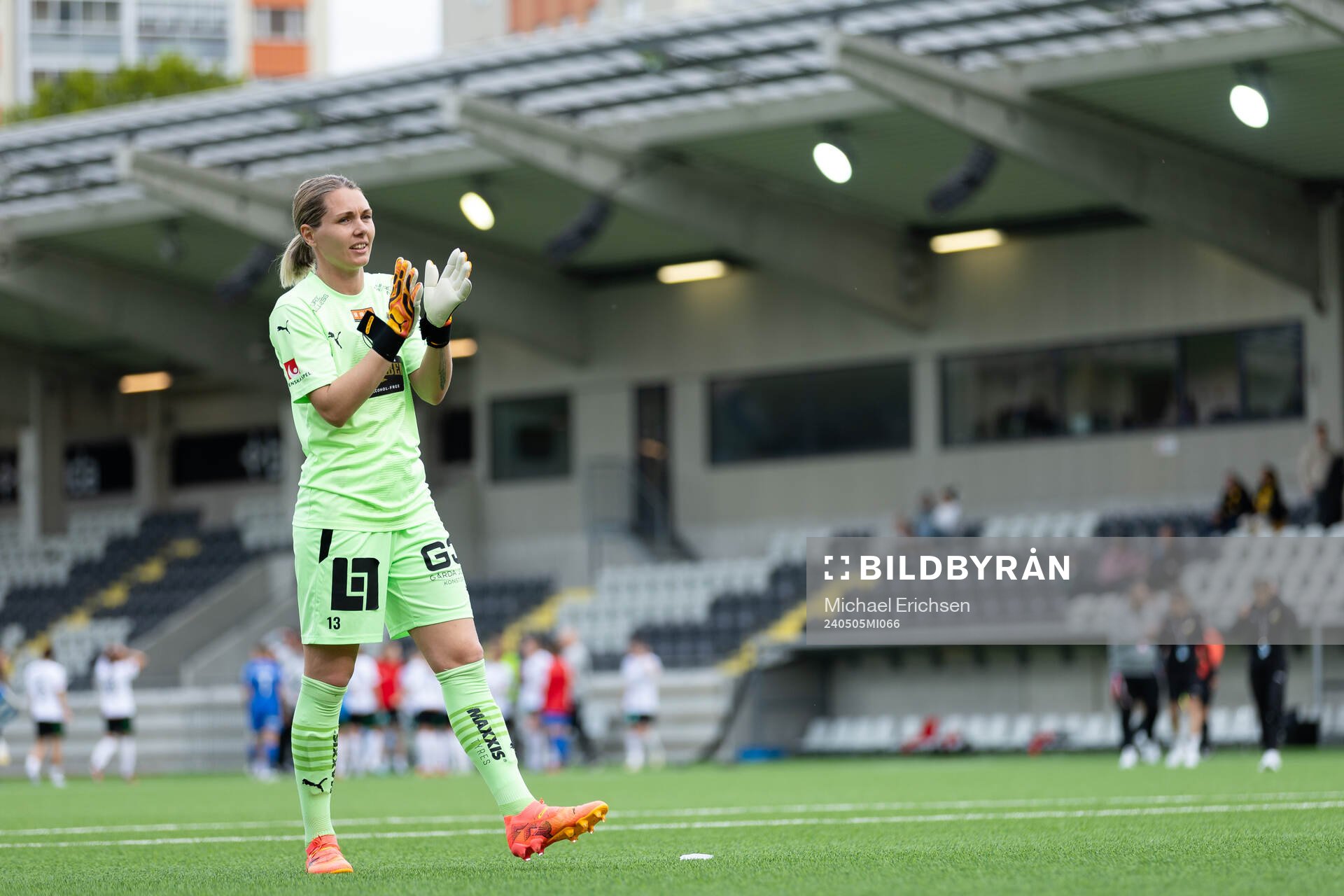 Häckens målvakt Jennifer Falk tackar klacken