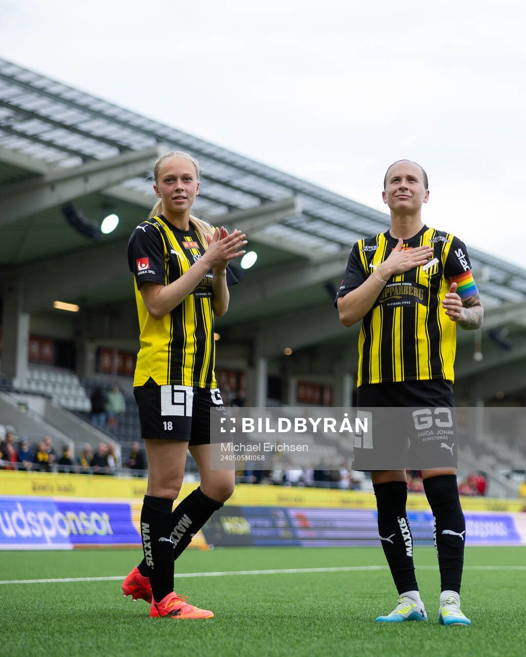 Häckens Lisa Löwing och Filippa Curmark tackar klacken efter fotbollsmatchen i Damallsvenskan mellan Häcken och Brommapojkarna den 5 maj 2024 i Göteborg.