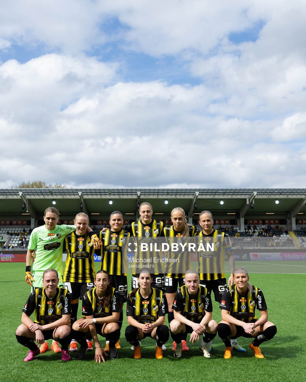 Häckens startelva uppe fr.v. målvakt Jennifer Falk,