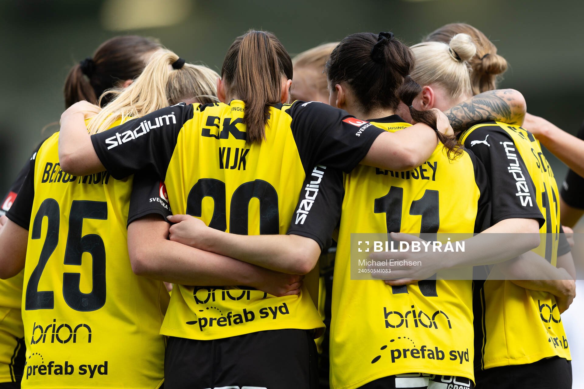 Häckens Alice Bergström jublar med lagkamrater