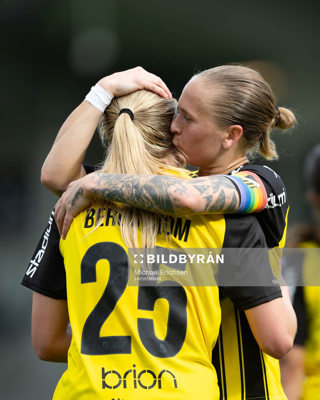 Häckens Alice Bergström jublar ihop med Filippa Curmark
