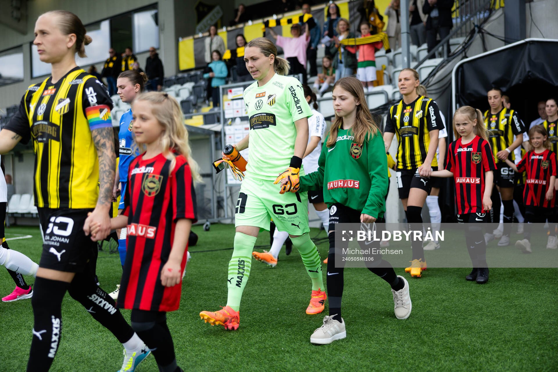 Häckens målvakt Jennifer Falk innan fotbollsmatchen i