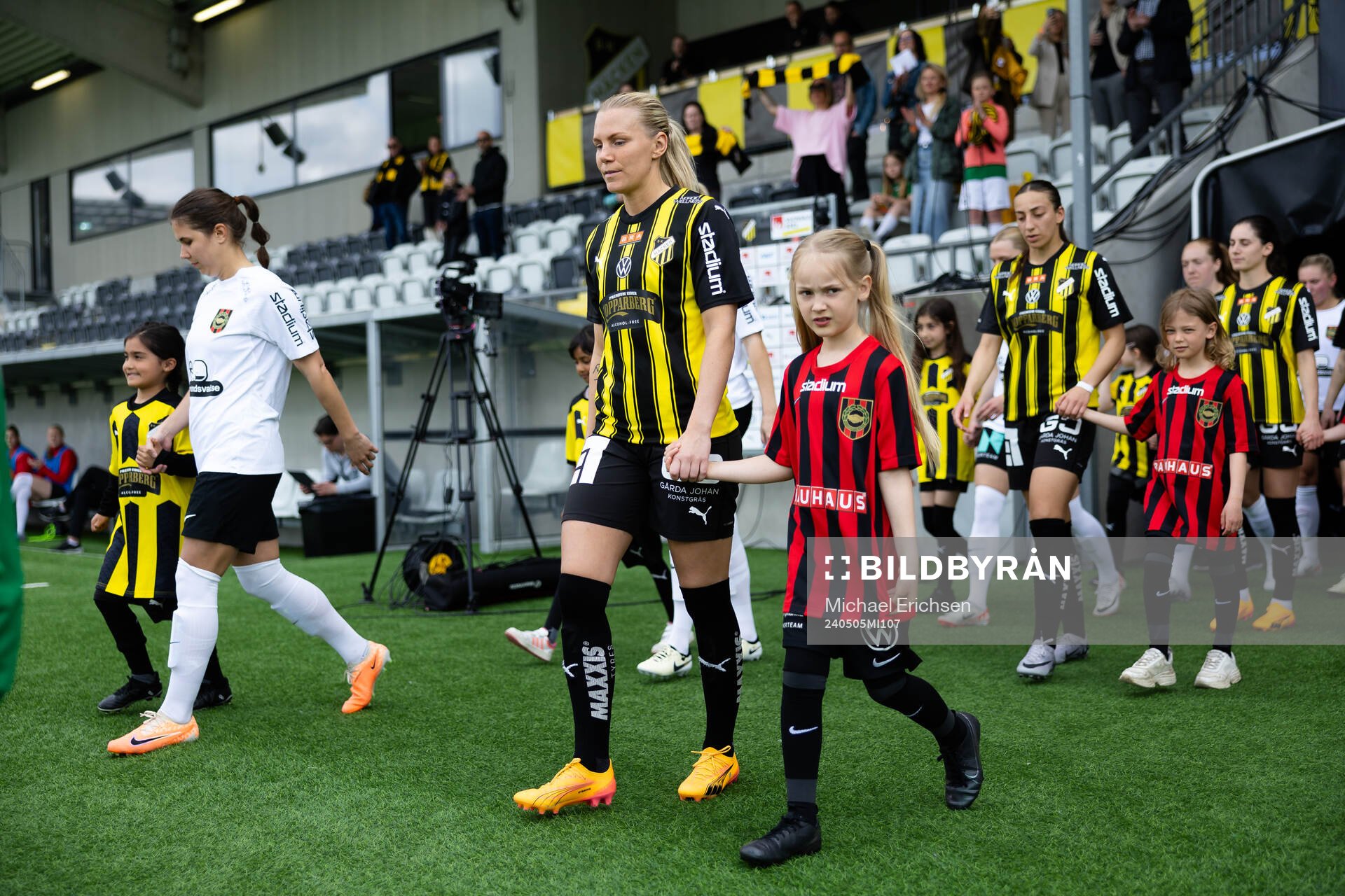 Häckens Josefine Rybrink  innan fotbollsmatchen i