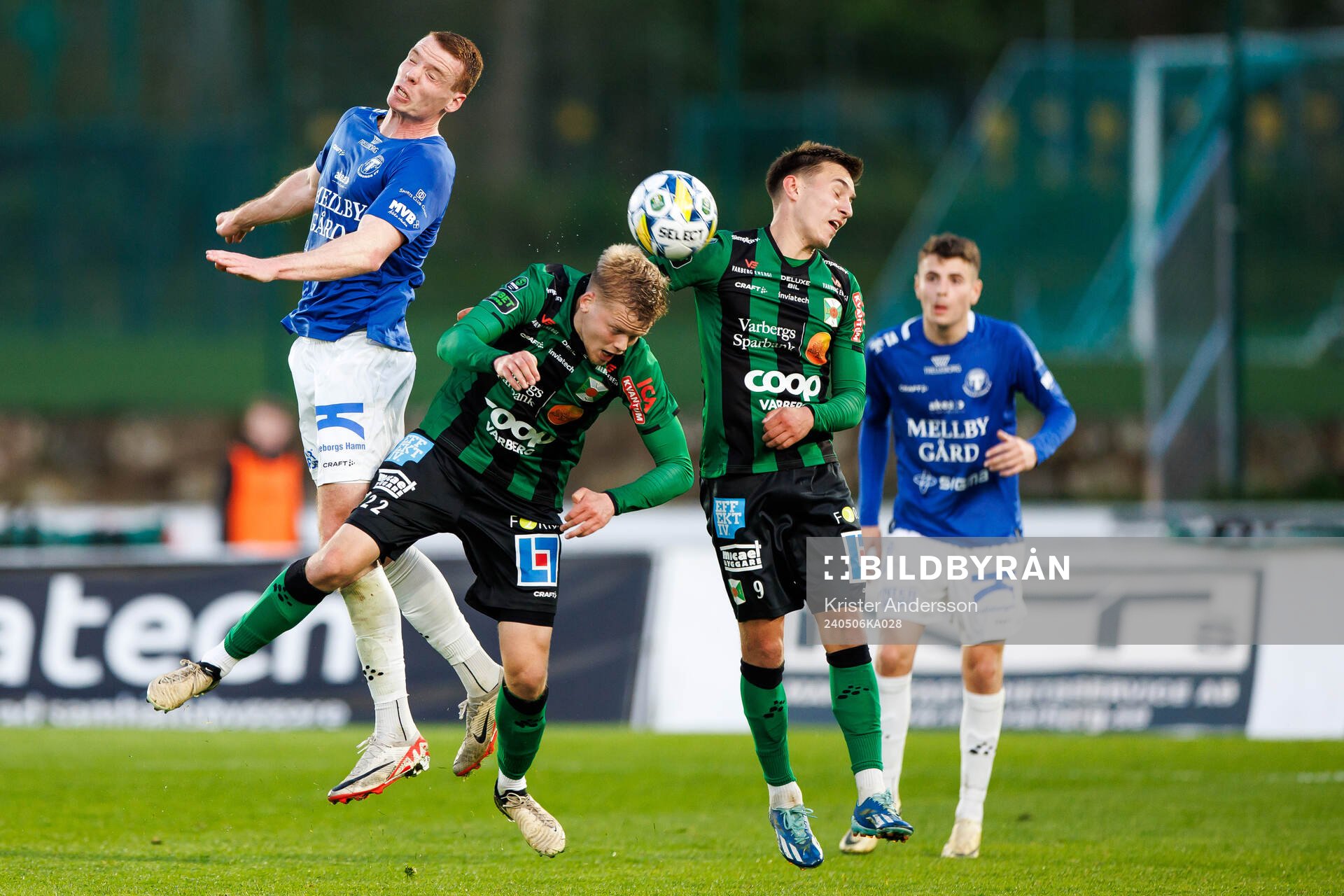 Trelleborgs Zander Hyltoft och Varbergs Leo Frigell Jansson och Anton Kurochkin under fotbollsmatchen i Superettan mellan Varberg och Trelleborg den 6 maj 2024 i Varberg.