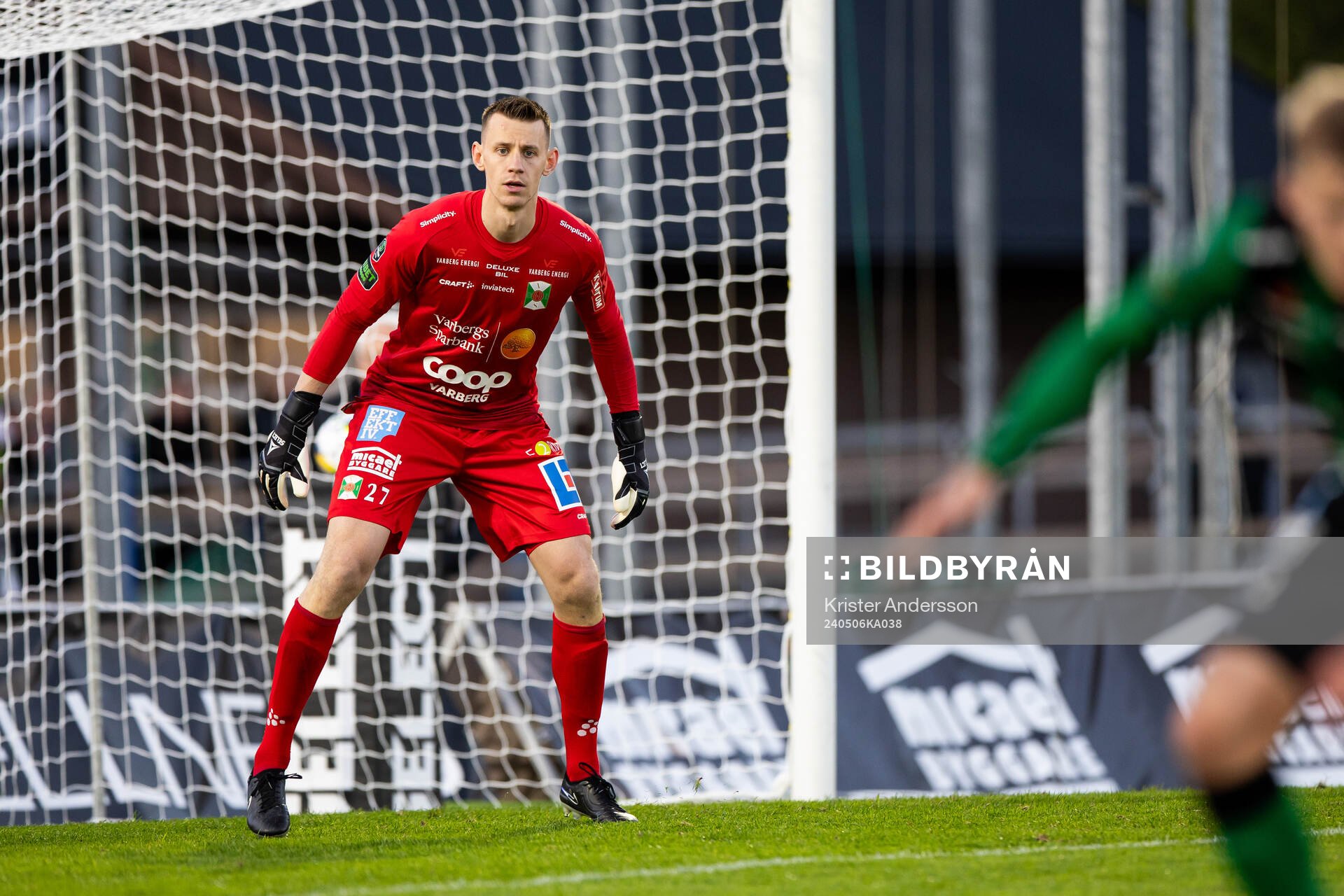 Varbergs målvakt David Olsson under fotbollsmatchen i Superettan mellan Varberg och Trelleborg den 6 maj 2024 i Varberg. 