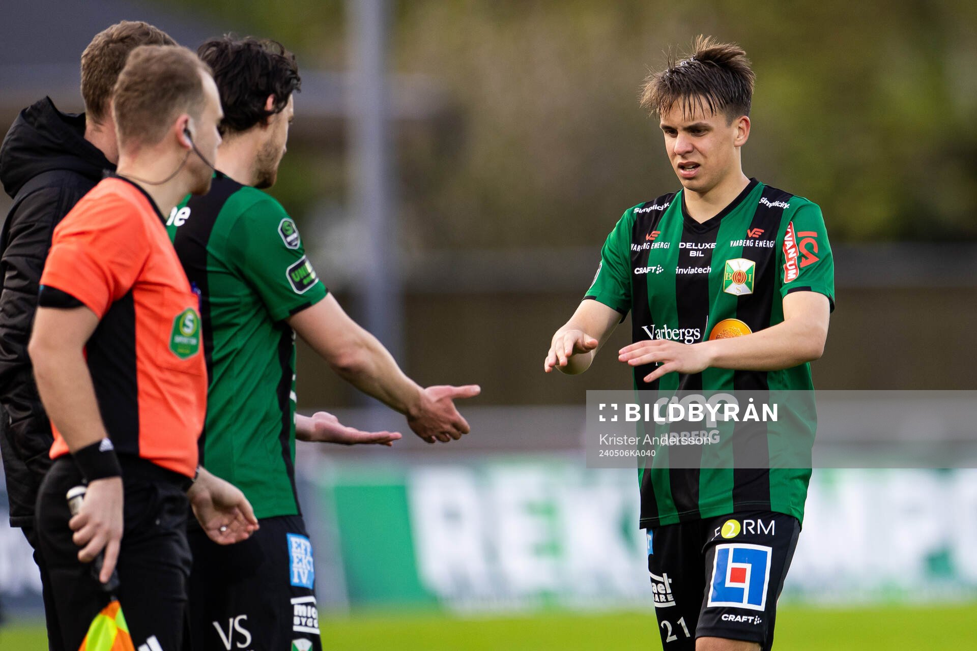 Varbergs Isak Valentin Vidjeskog tvingas byta under fotbollsmatchen i Superettan mellan Varberg och Trelleborg den 6 maj 2024 i Varberg.