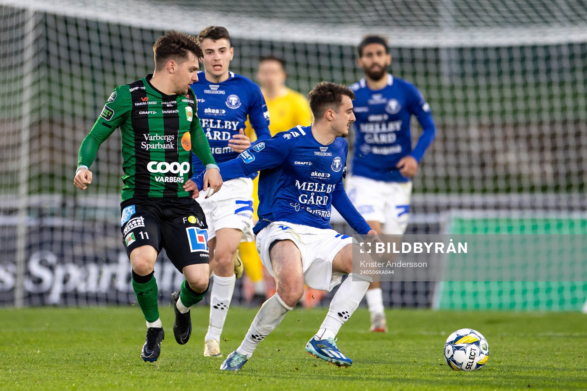 Varbergs Isak Bjerkebo och Trelleborgs Armin Culum under fotbollsmatchen i Superettan mellan Varberg och Trelleborg den 6 maj 2024 i Varberg.