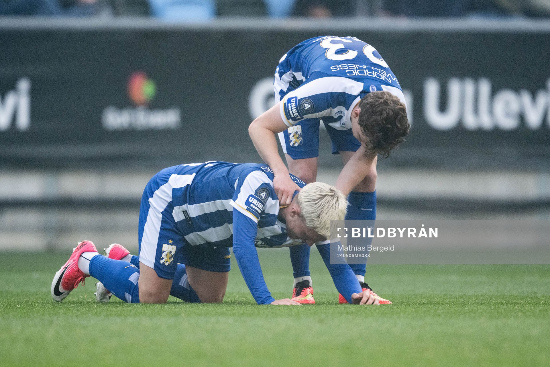 IFK Göteborgs Andreas Pyndt ses om av Kolbeinn Thordarson