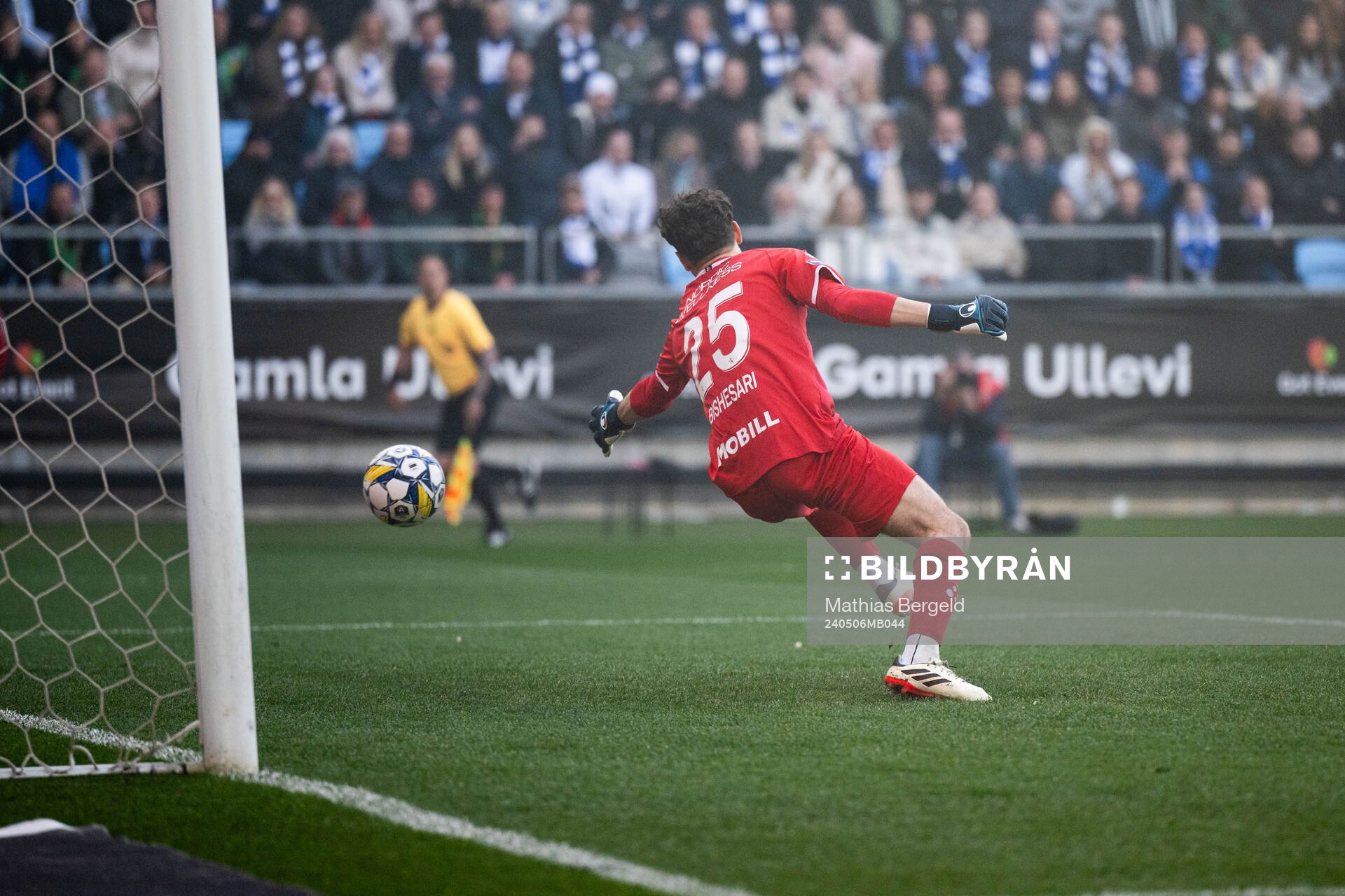 IFK Göteborgs målvakt Elis Bishesari släpper in 1-0