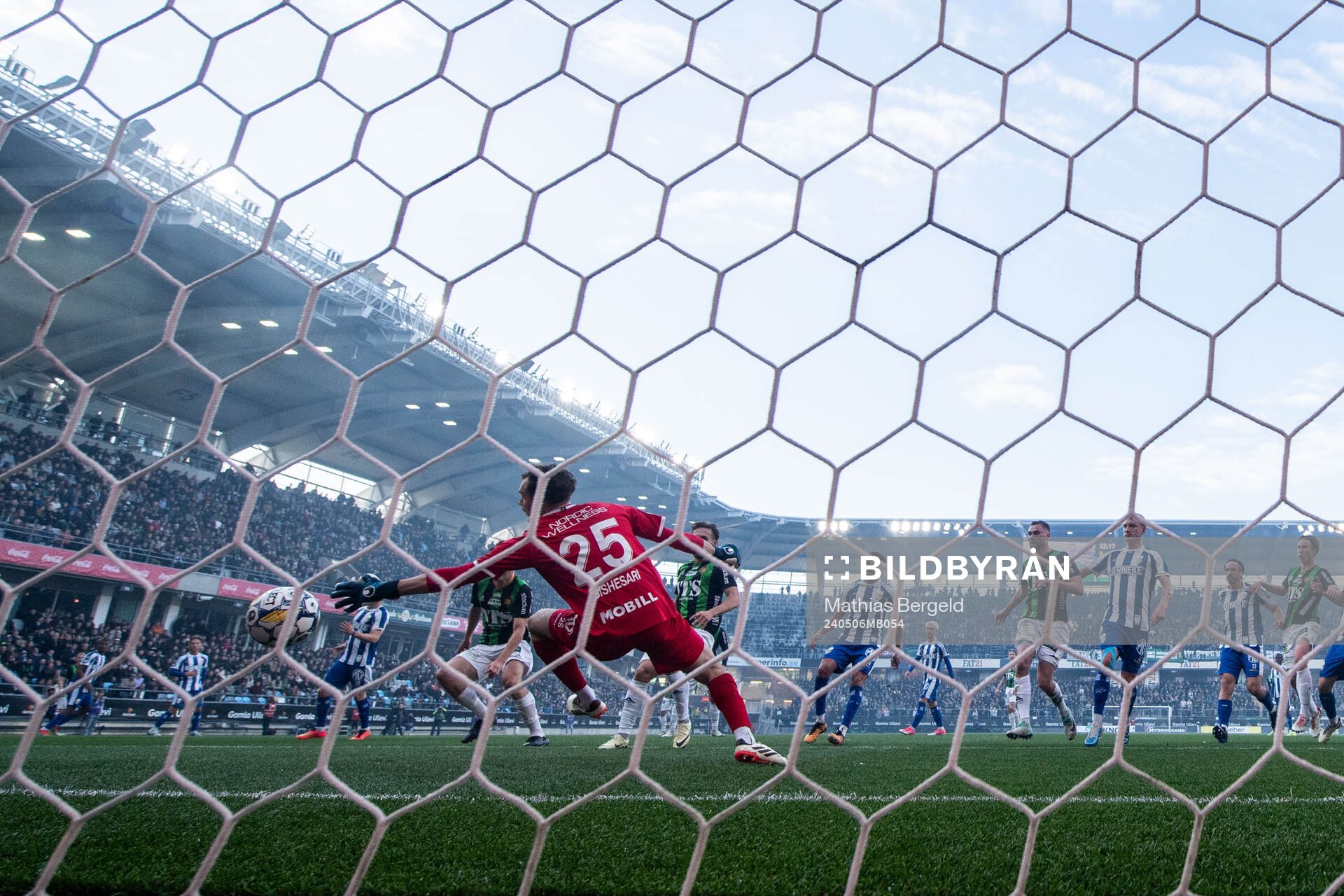GAIS Axel Henriksson gör 1-0 bakom IFK Göteborgs målvakt