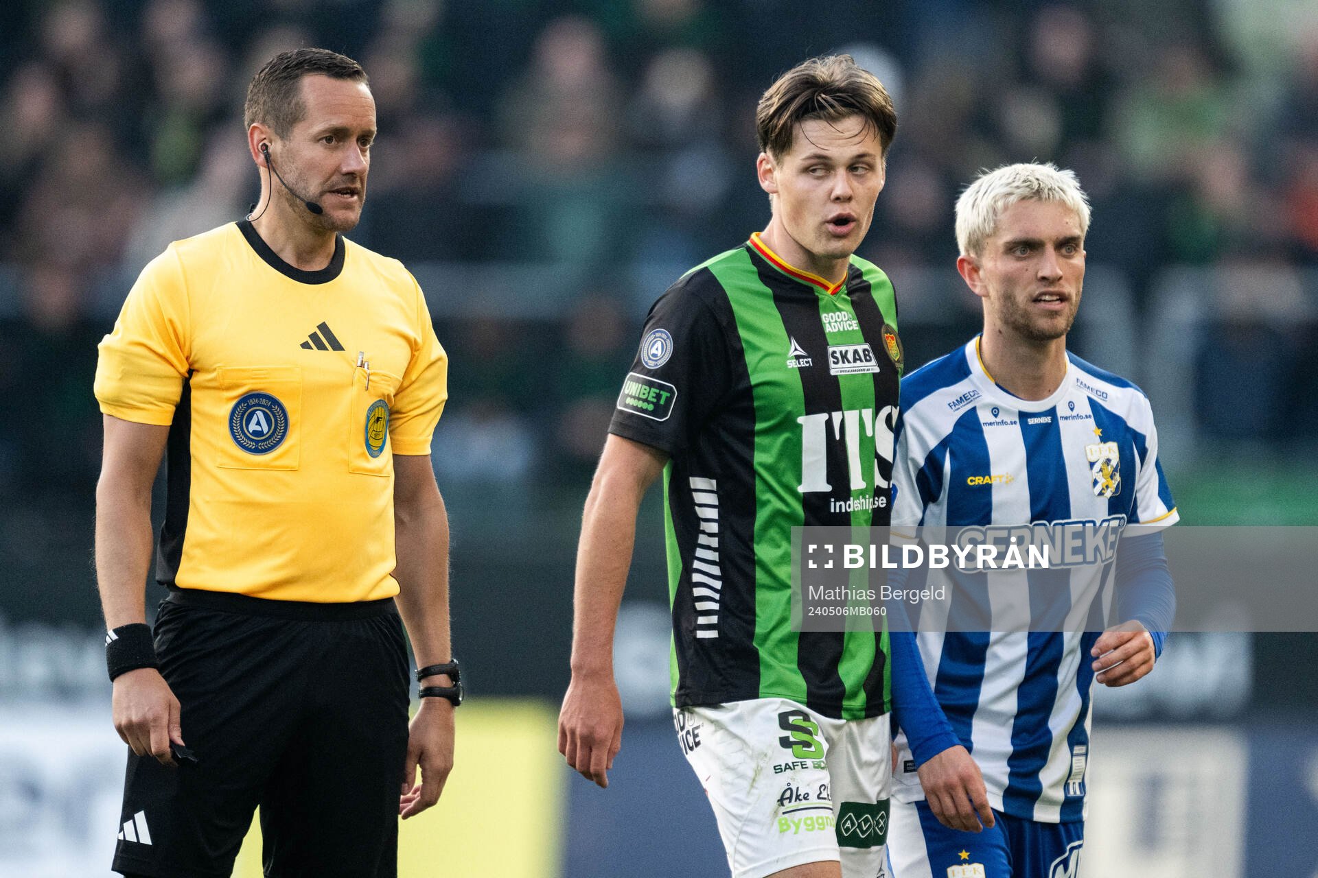Domare Victor Wolf, GAIS Axel Henriksson och IFK Göteborgs Andreas Pyndt under fotbollsmatchen i Allsvenskan mellan GAIS och IFK Göteborg den 6 maj 2024 i Göteborg. 